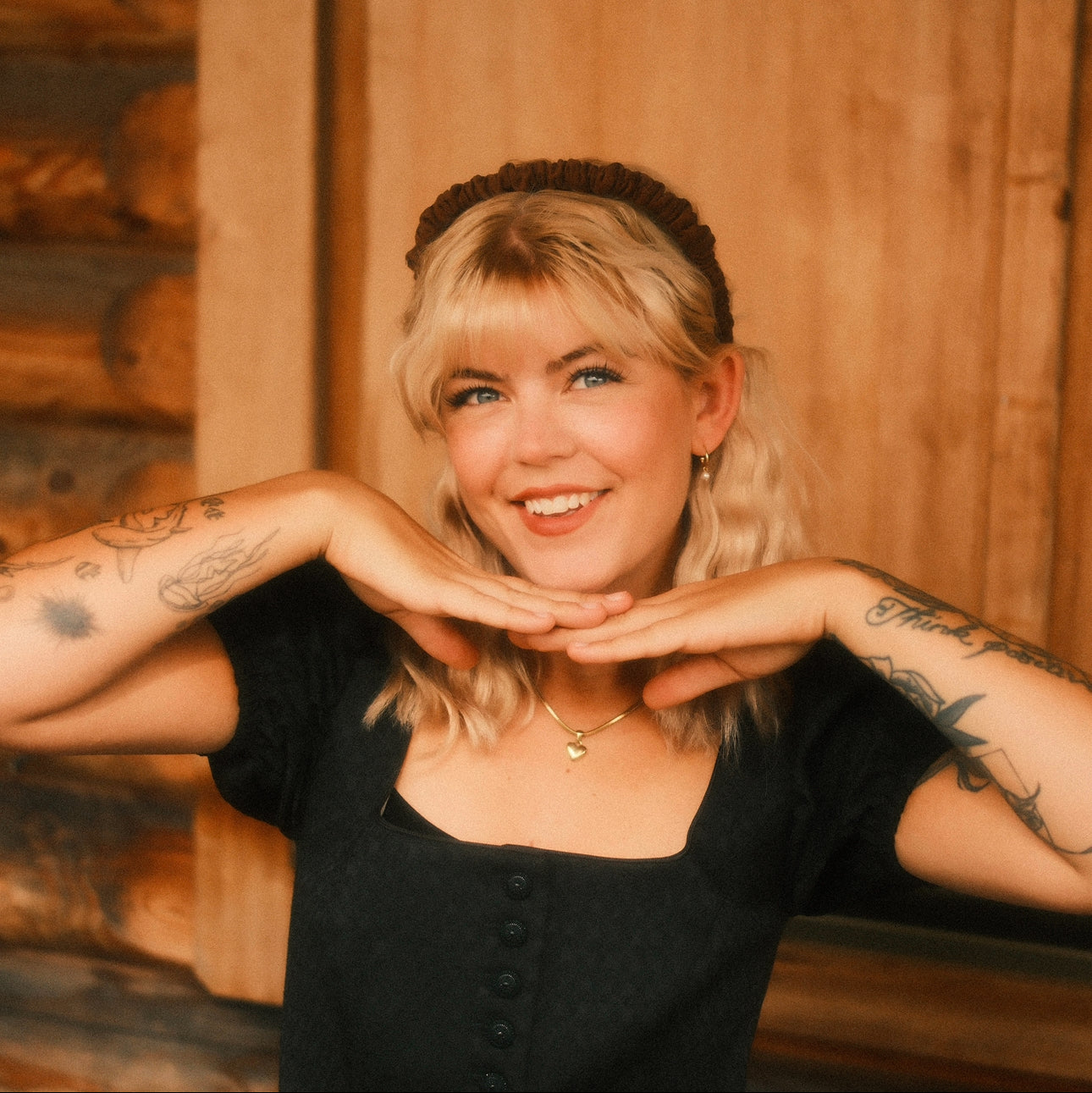 Hilde - Dirndl braun Haarreif gerafft