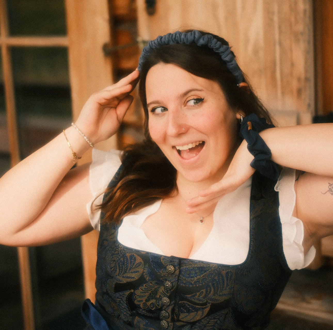 Hilde - Dirndl Blau Haarreif gerafft