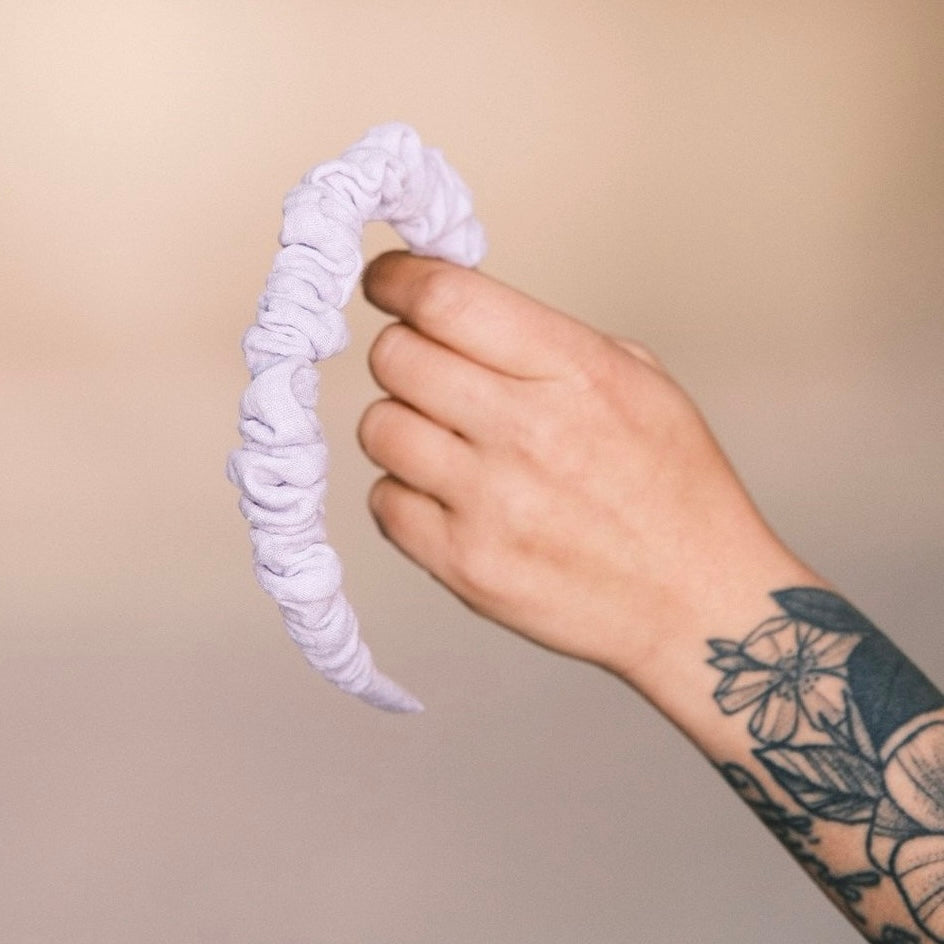 Hilde - Musselin Flieder Haarreif gerafft