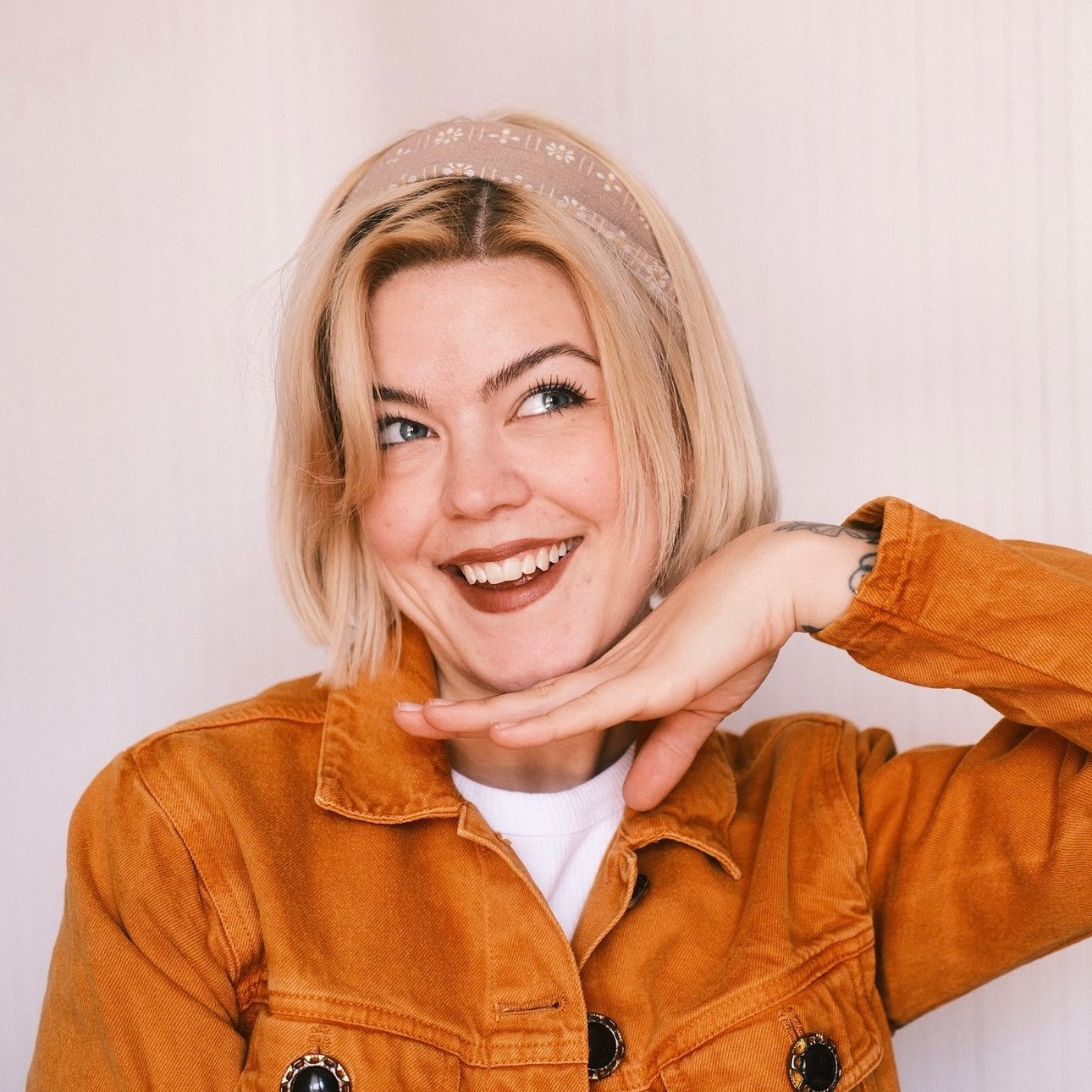 Drahthaarband beige Blümchen