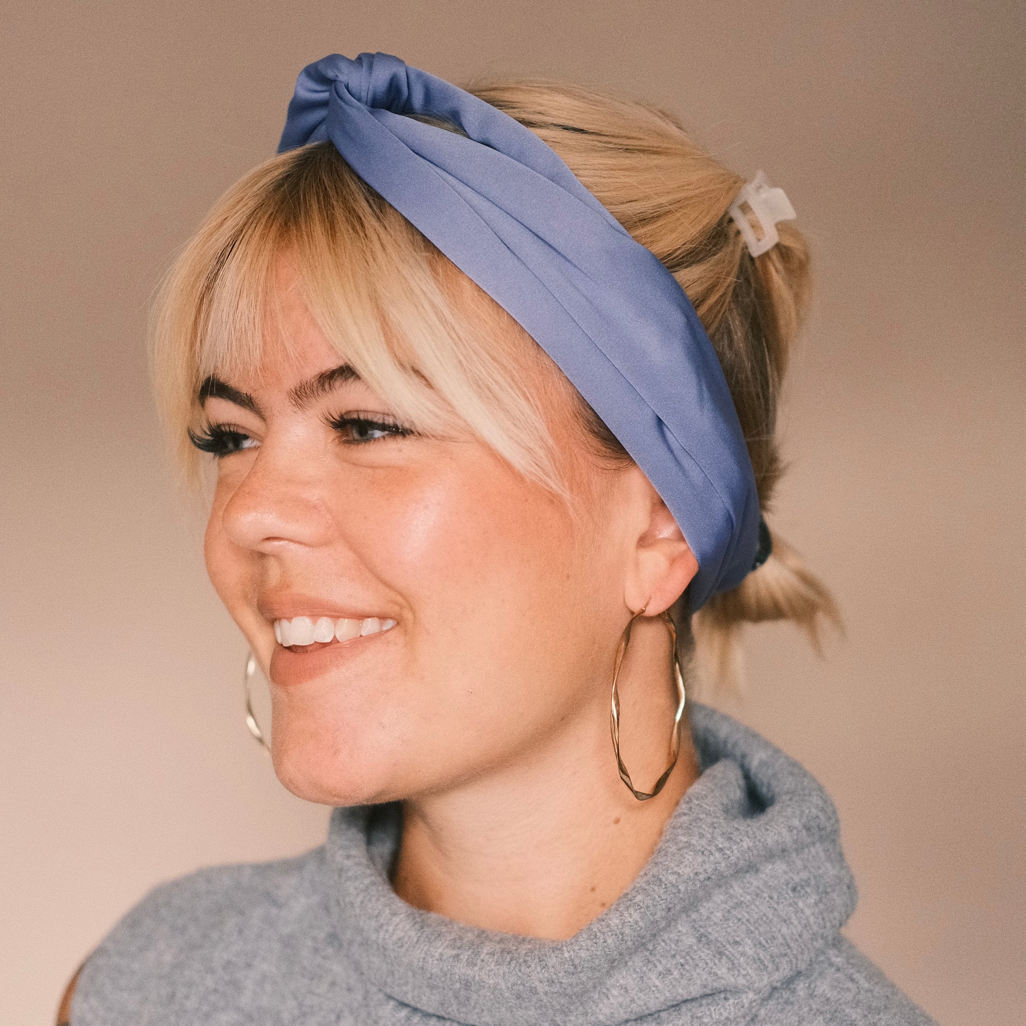 Drahthaarband Satin Hellblau