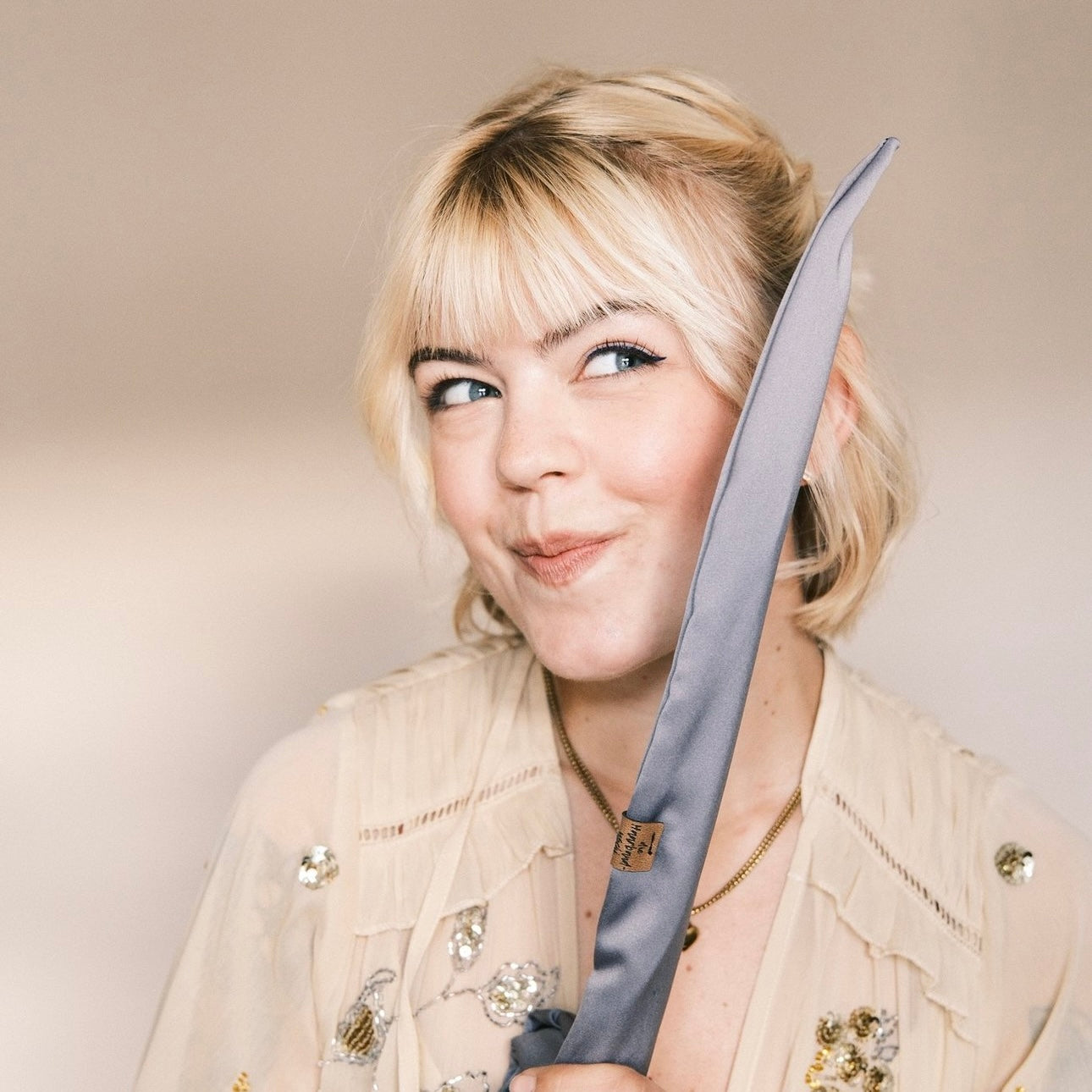 Drahthaarband Satin Grau