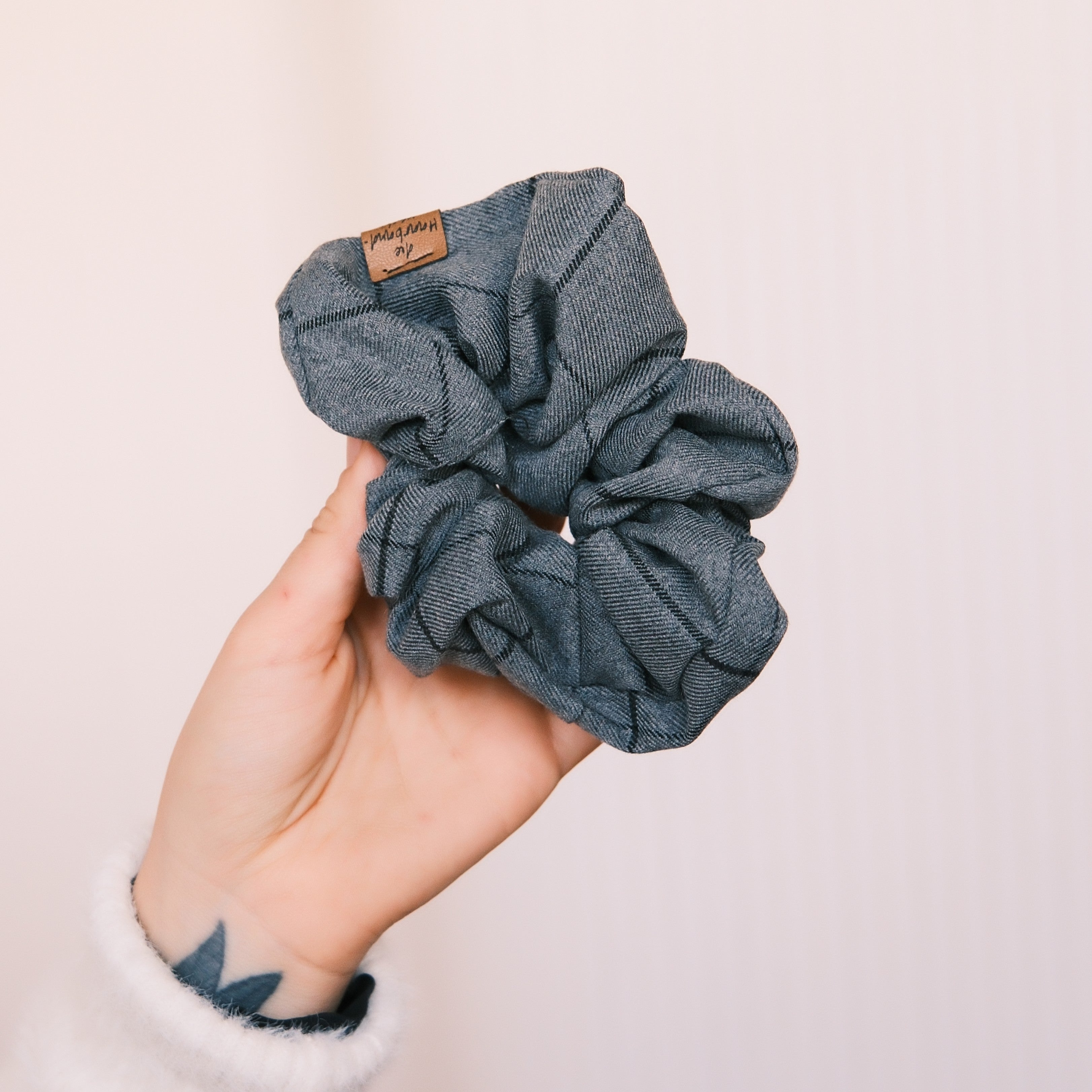 Big Scrunchie - XOXO Grau/Schwarz