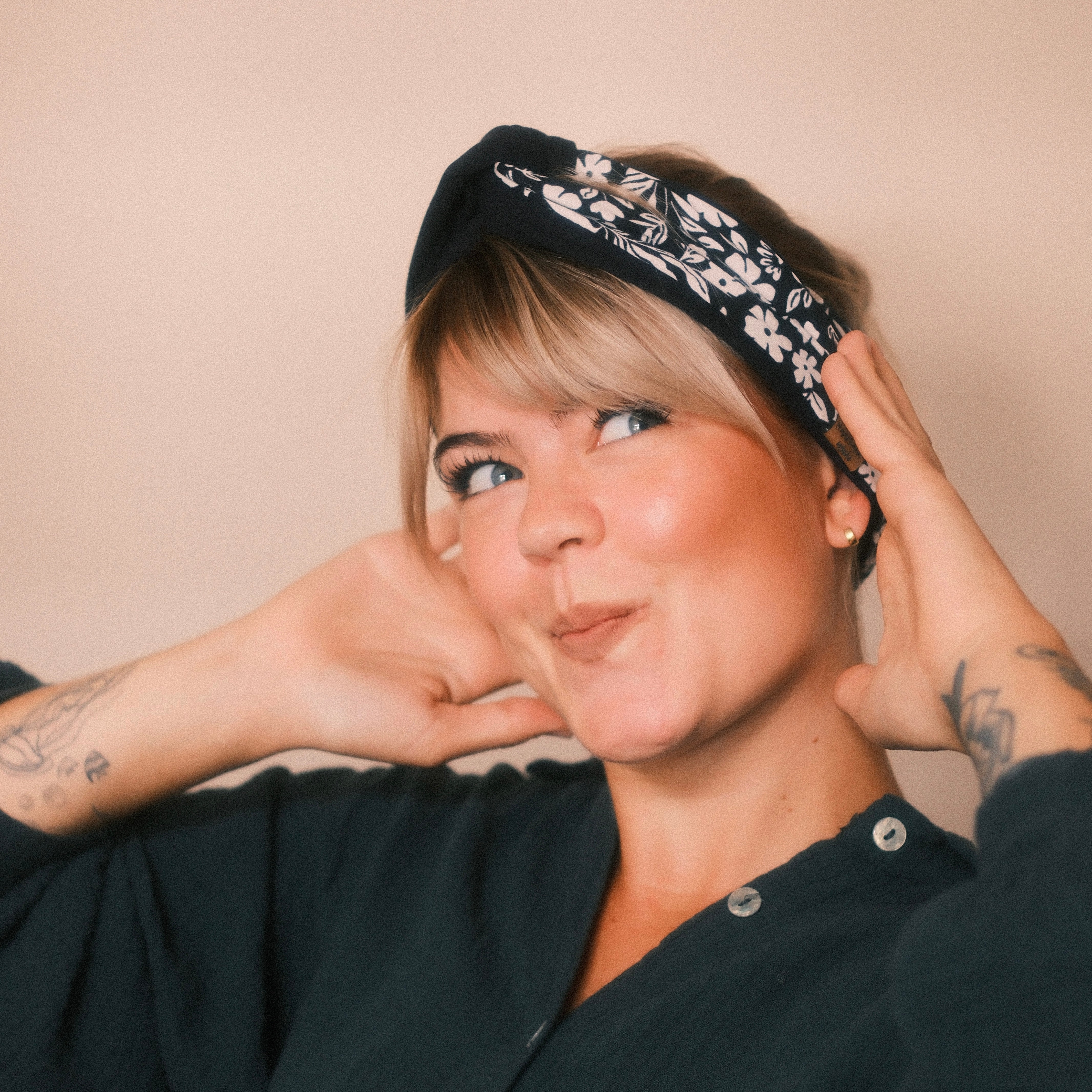 Drahthaarband 2 Seiten - schwarze Blumen