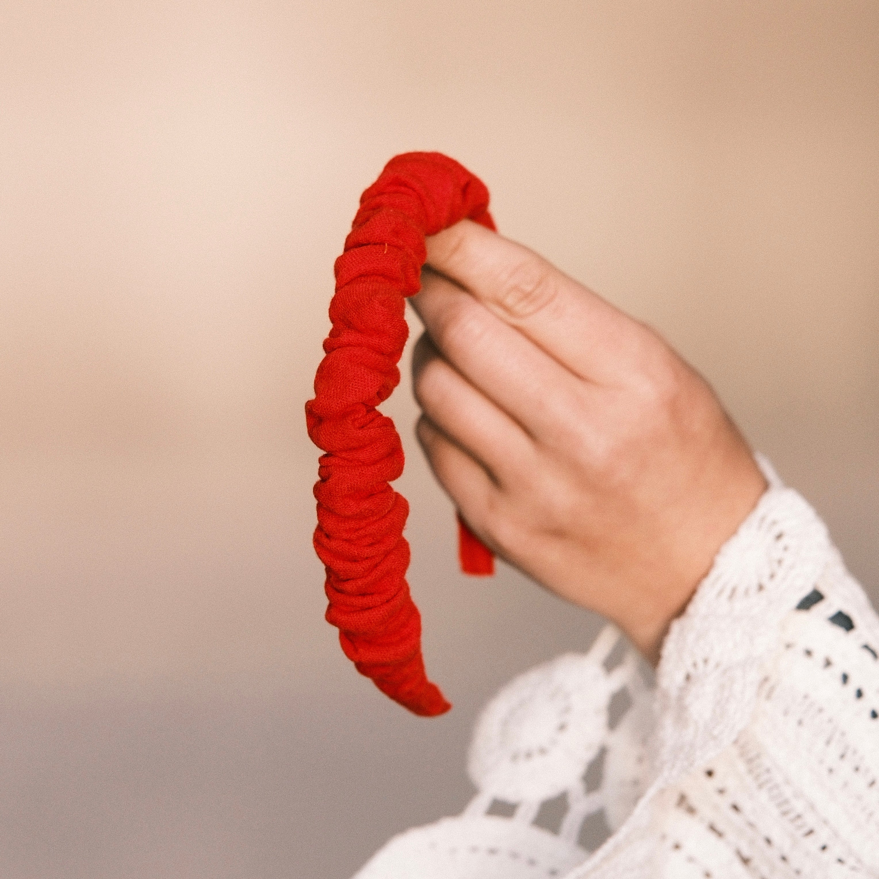 Hilde - Musselin Rot Haarreif gerafft