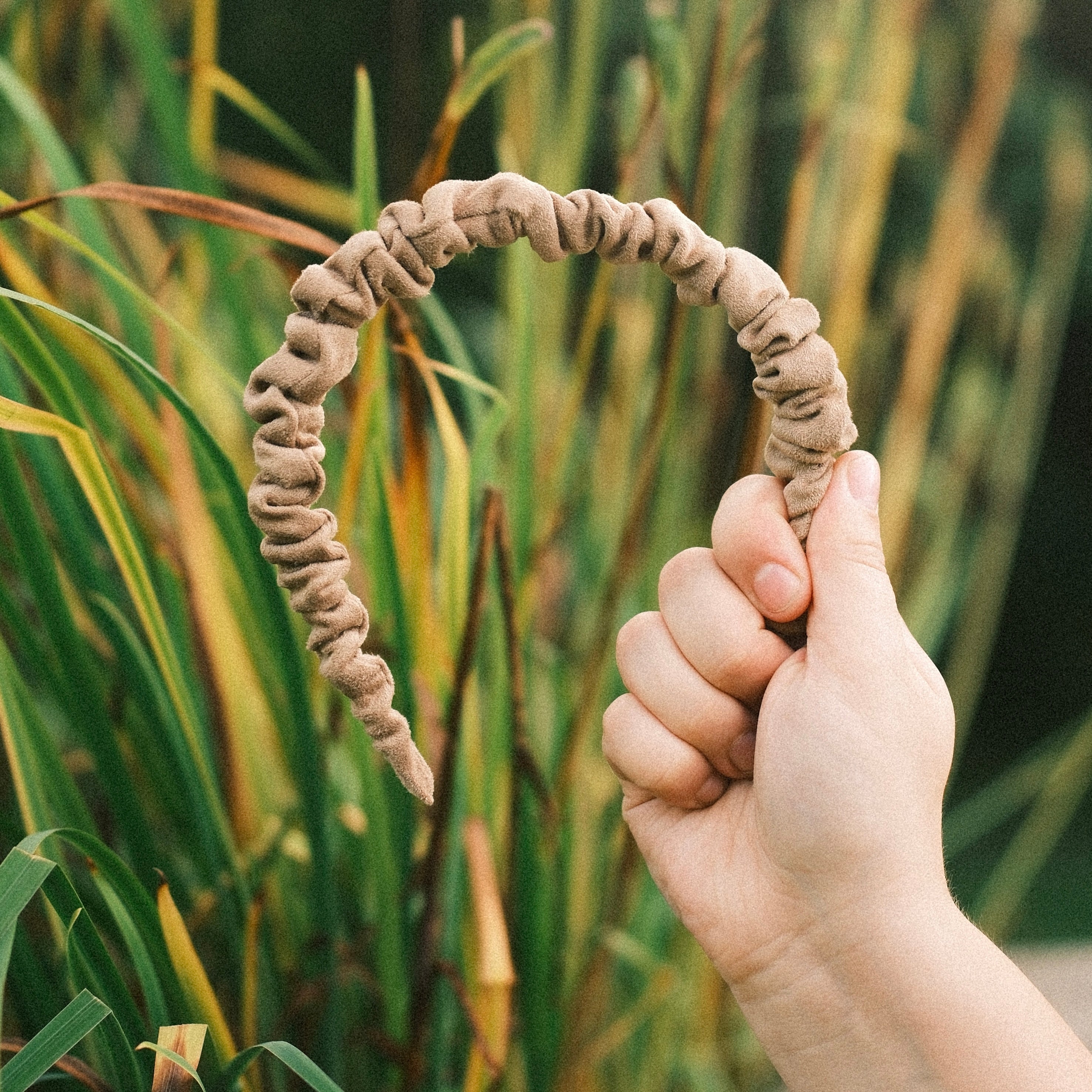 Hilde - Dirndl beige Haarreif gerafft