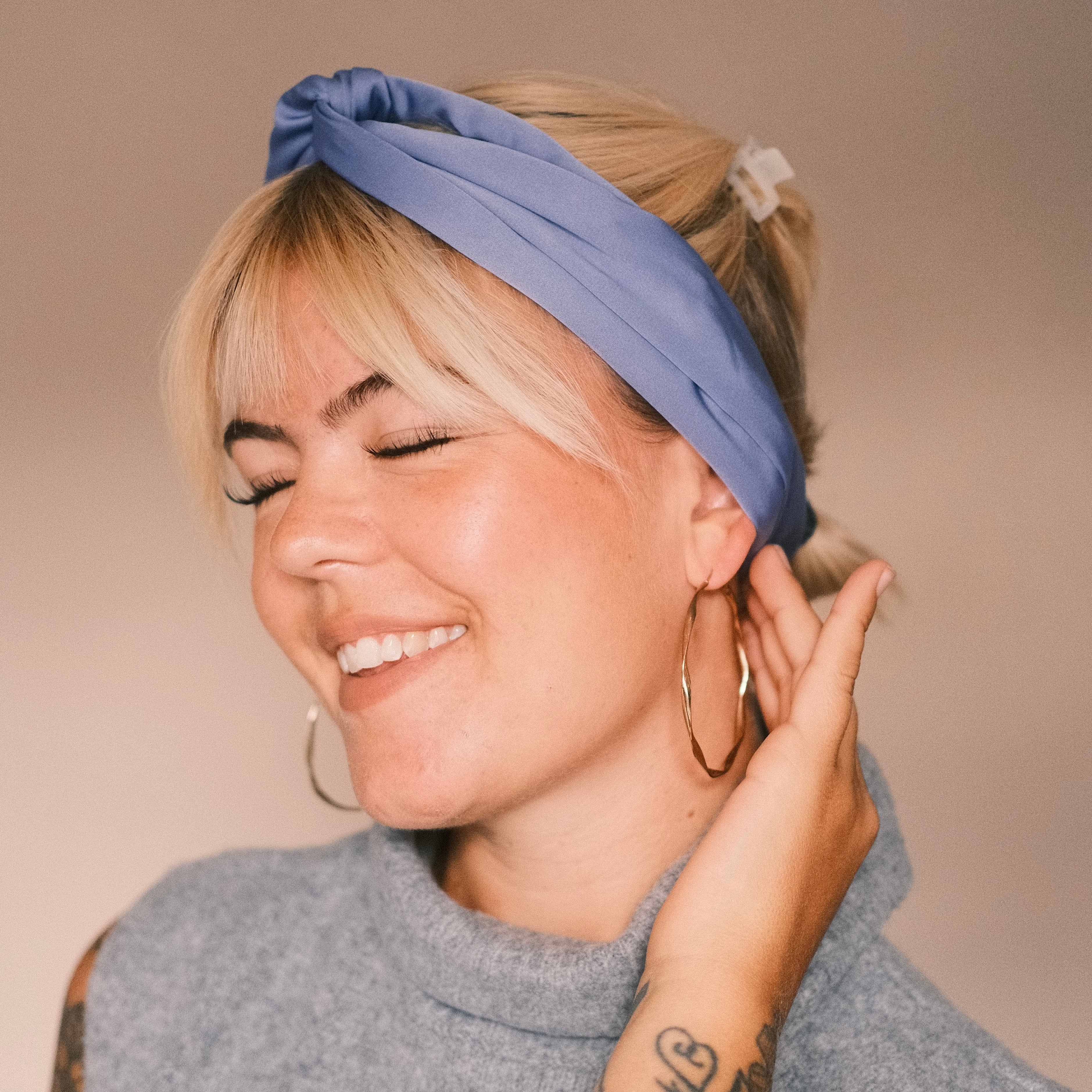 Drahthaarband Satin Hellblau