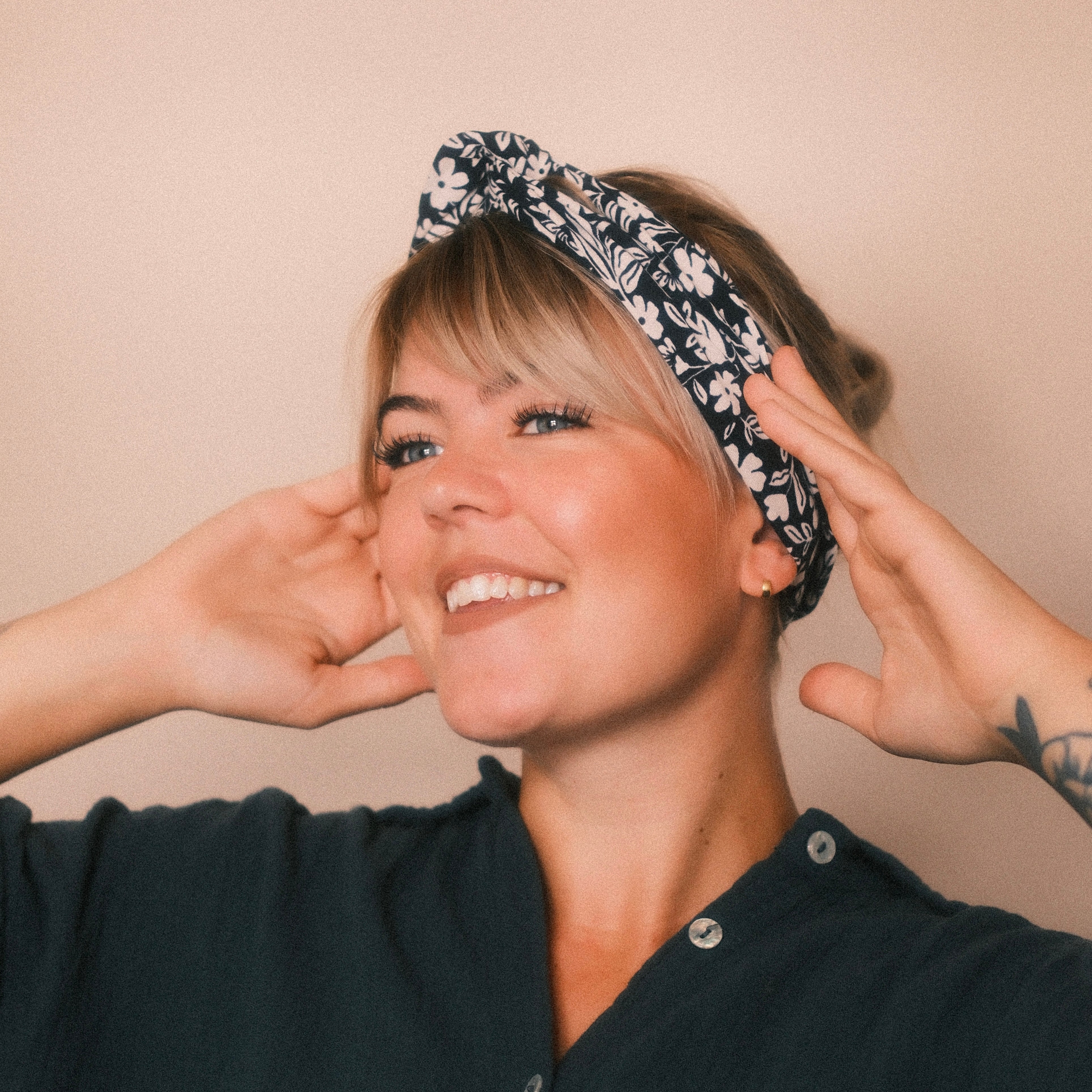 Drahthaarband schmal - schwarze Blumen