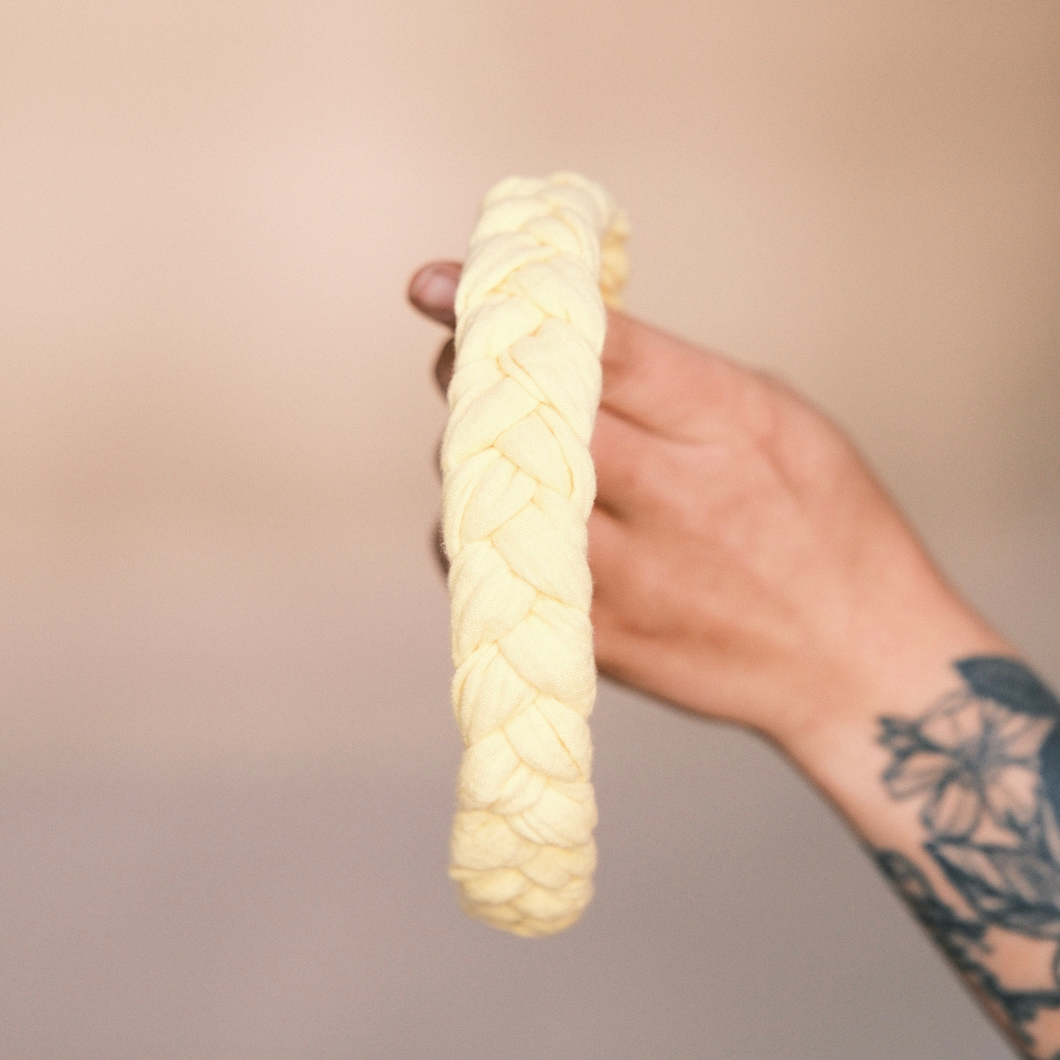 Carlotta - butter yellow