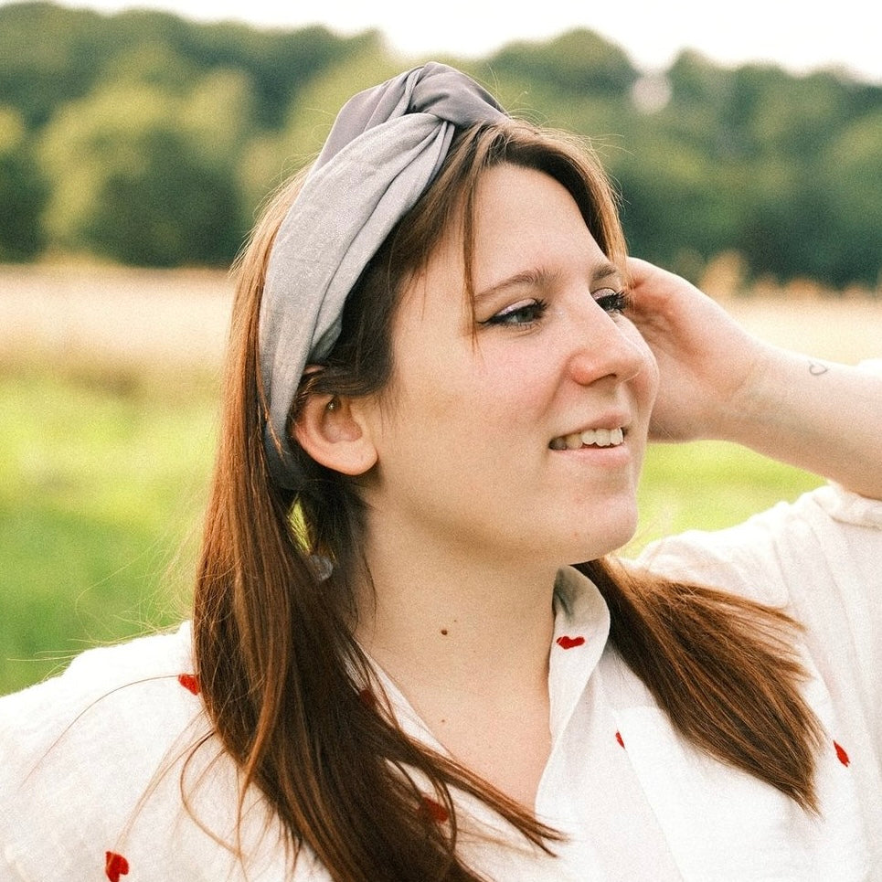 Drahthaarband 2 Seiten Glitzer/Satin hellgrau