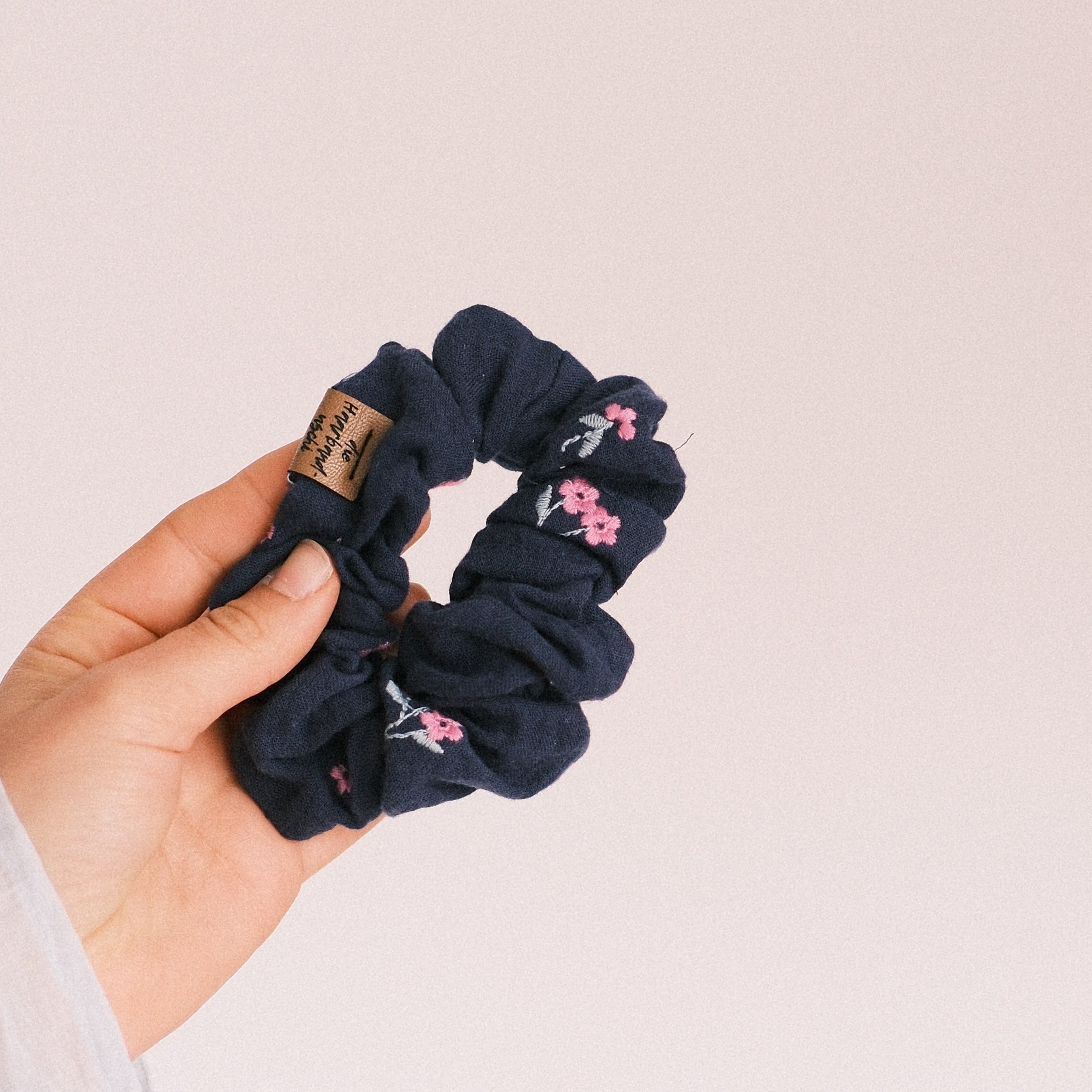 Scrunchie - Herzensblüte dunkel