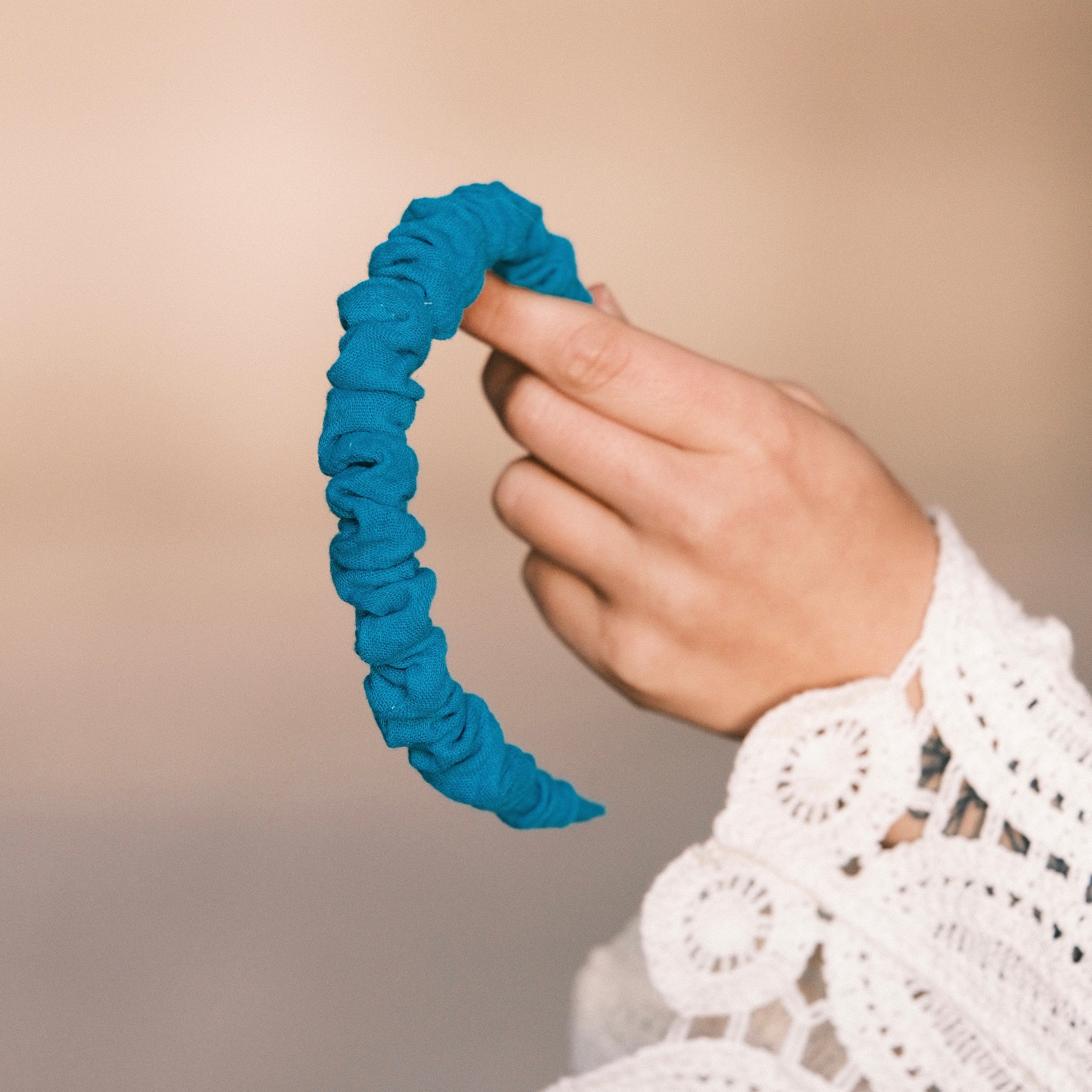 Hilde - Musselin Petrol Haarreif gerafft