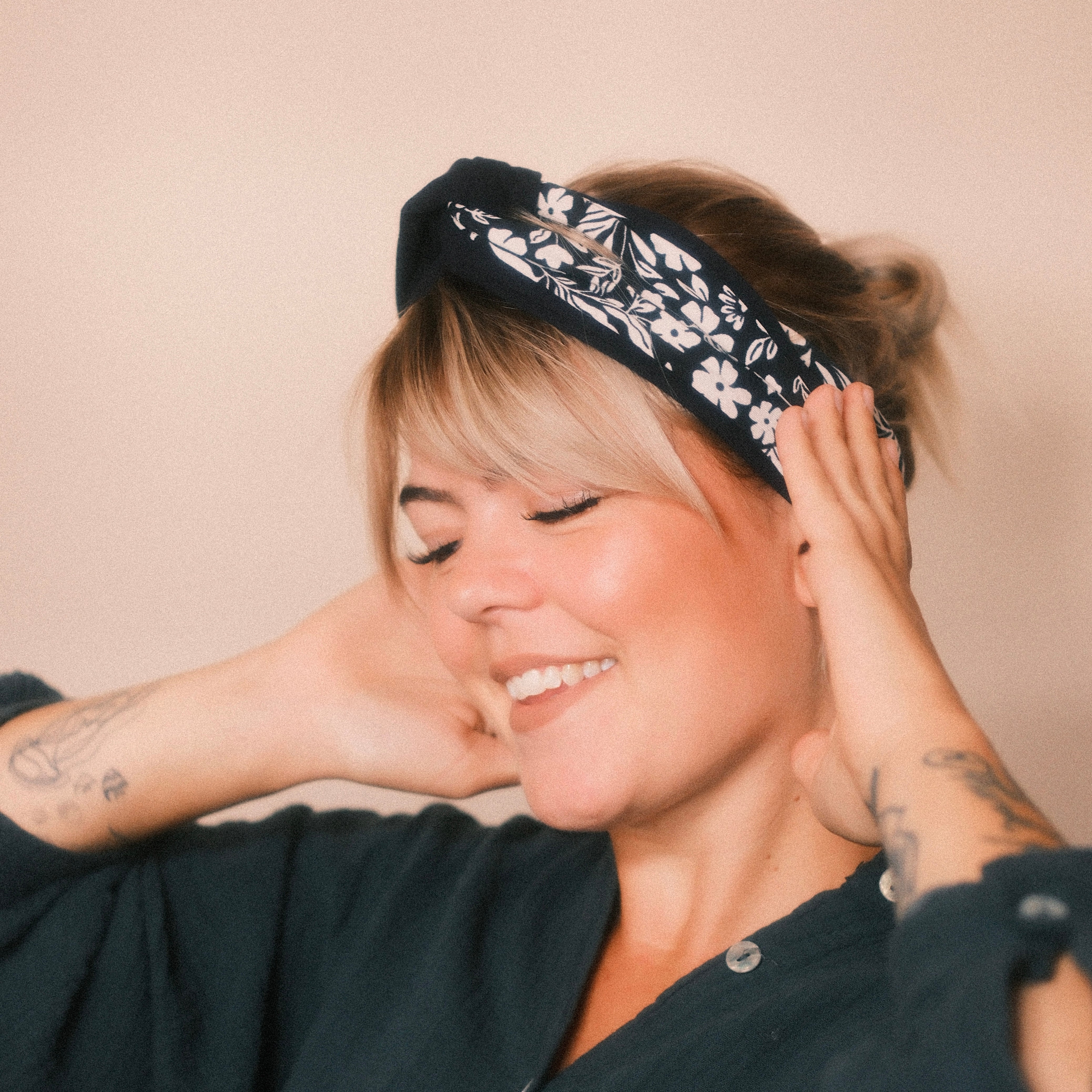 Drahthaarband 2 Seiten - schwarze Blumen