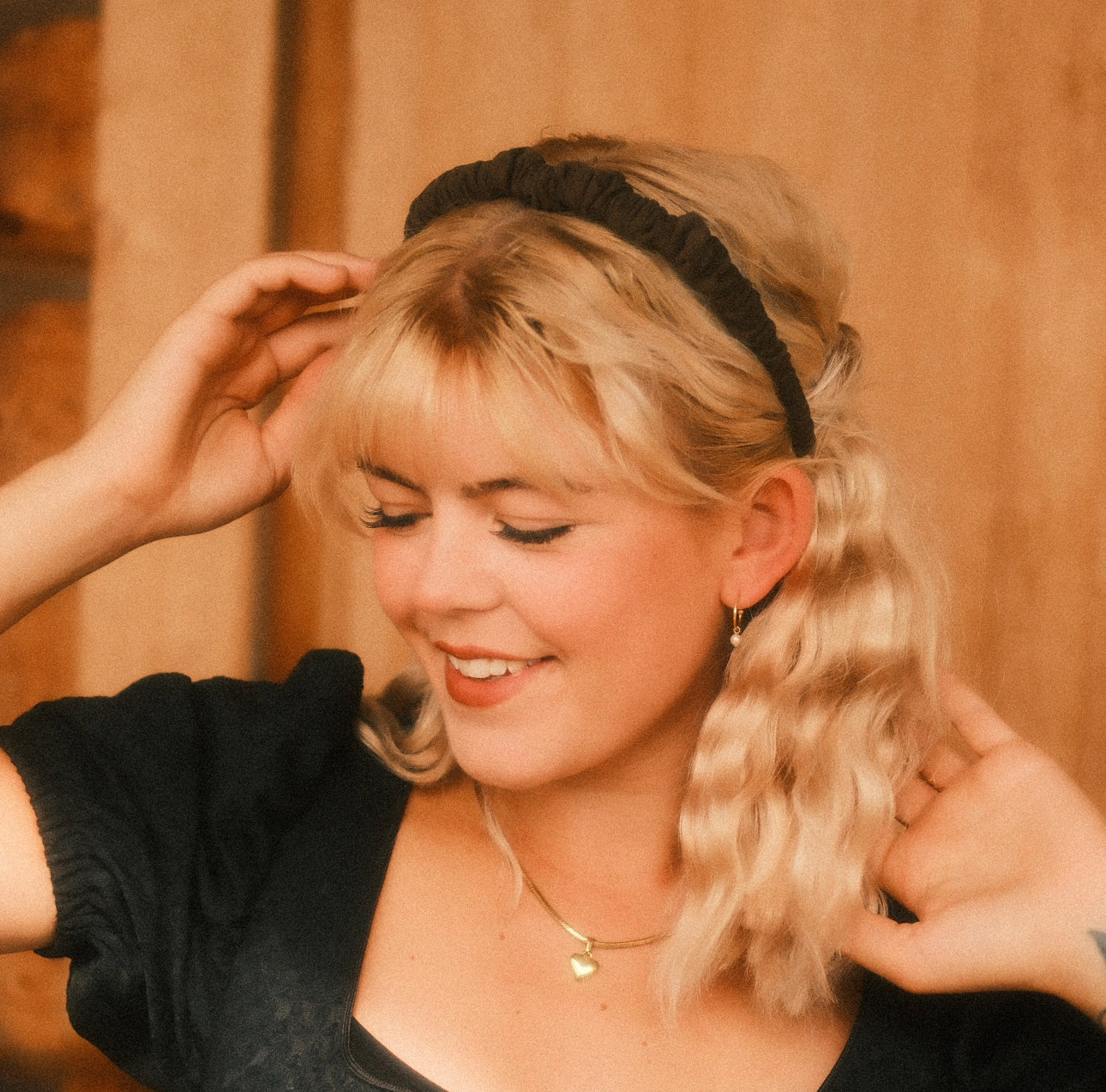 Hilde - Dirndl khaki Haarreif gerafft