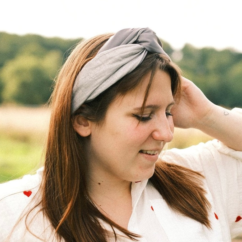 Drahthaarband 2 Seiten Glitzer/Satin hellgrau