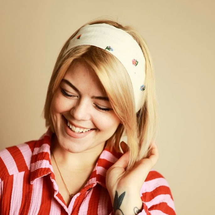 Drahthaarband Blümchen Creme