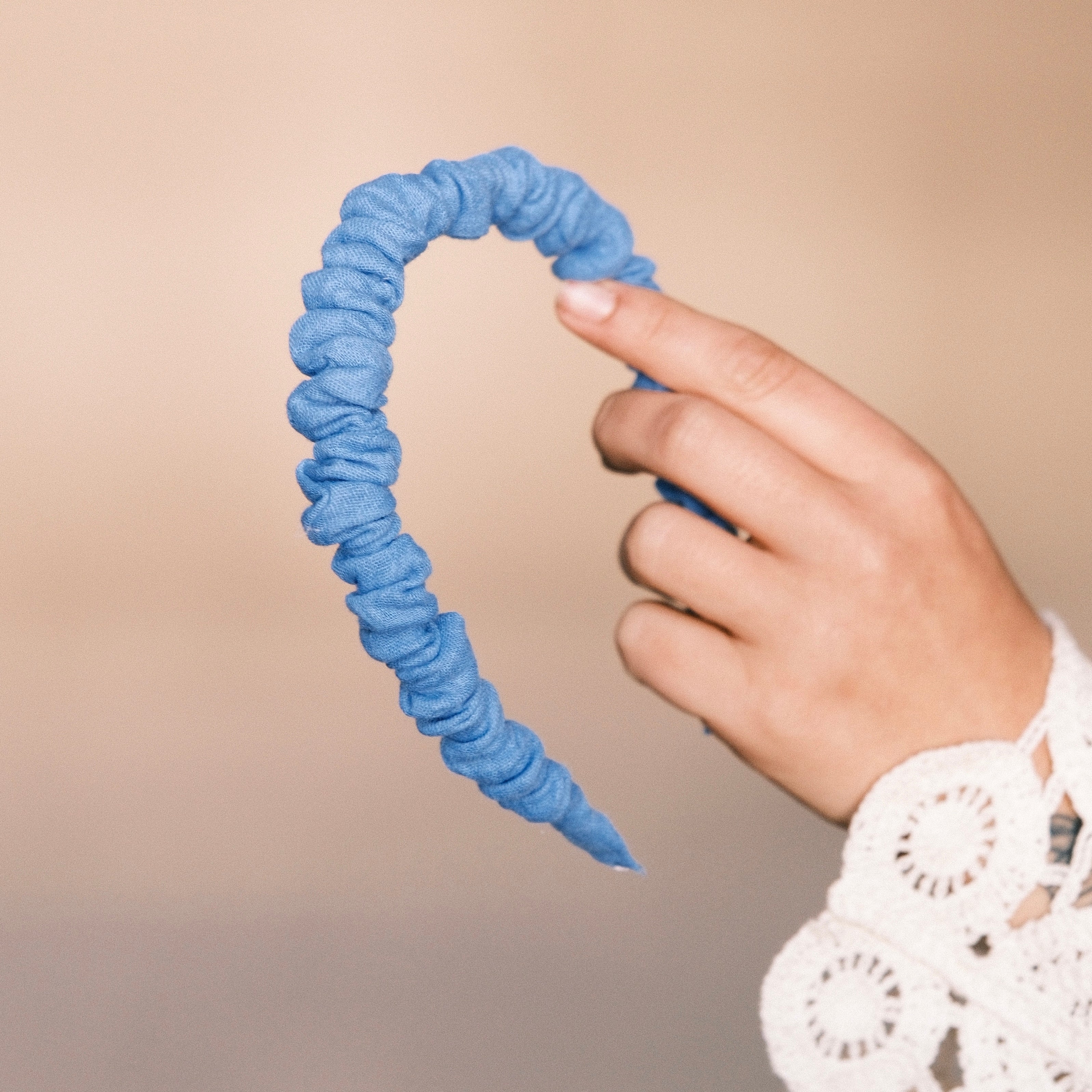 Hilde - Musselin strahlendblau Haarreif gerafft