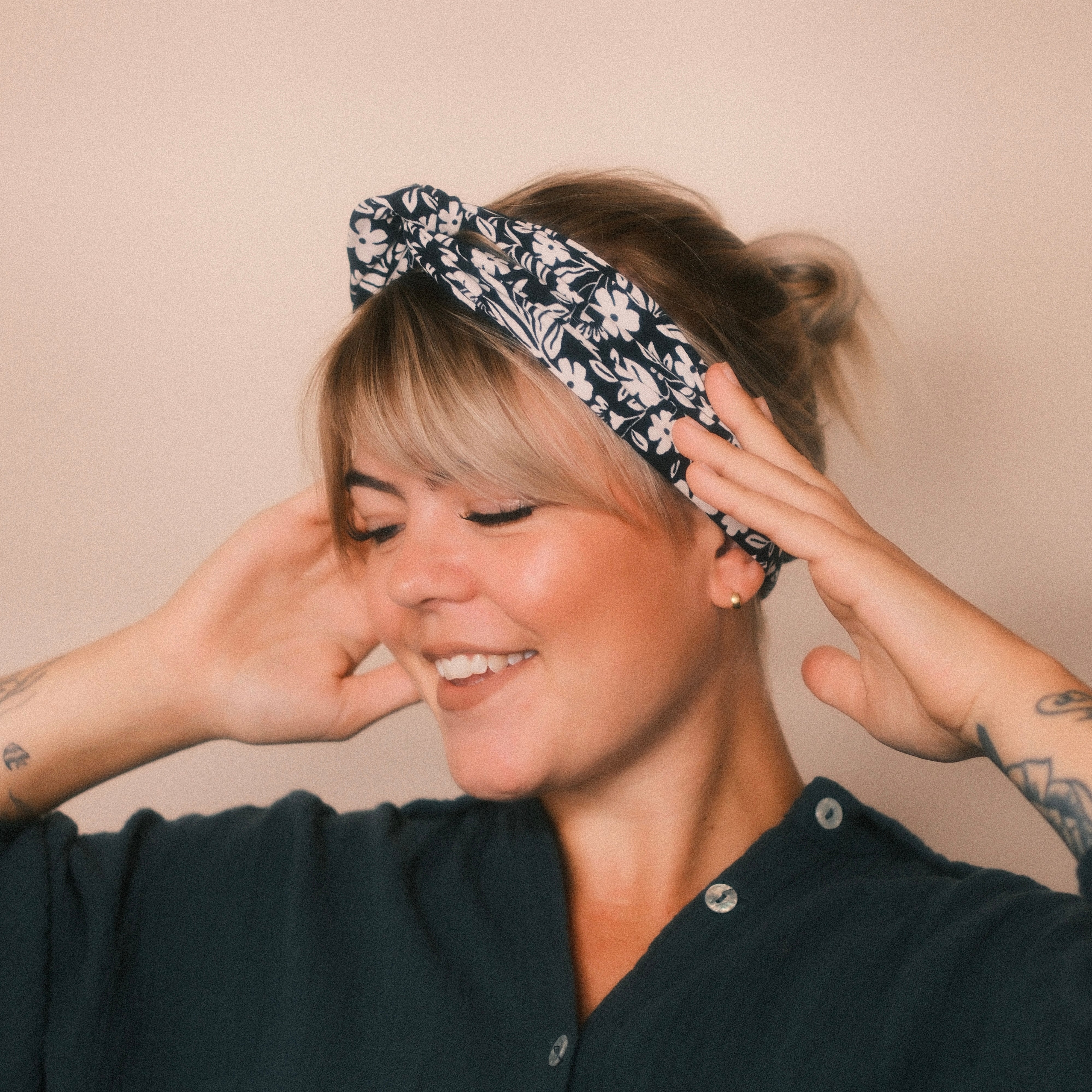 Drahthaarband schmal - schwarze Blumen