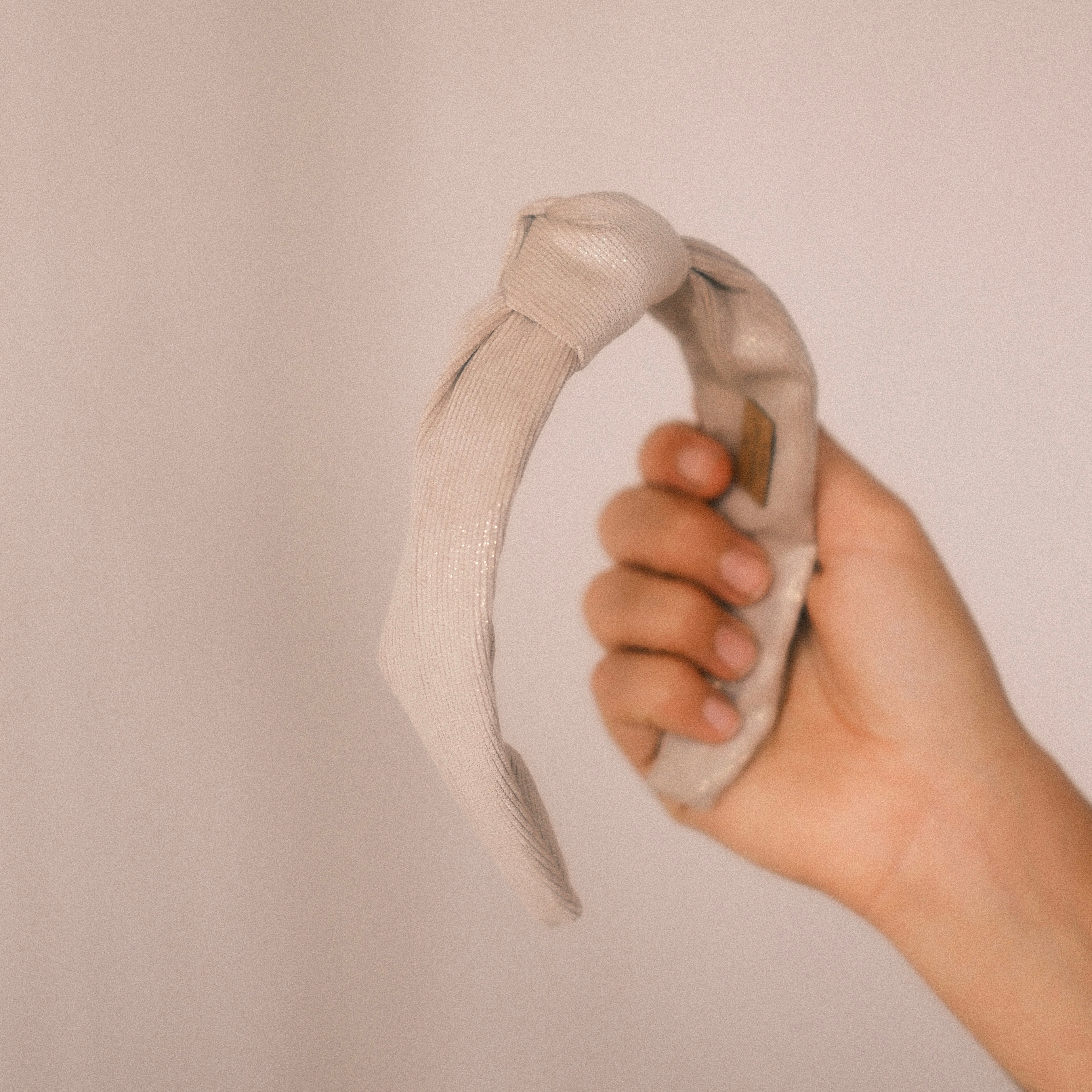 Milla - Glitzer Beige  KNOTEN Haarreif