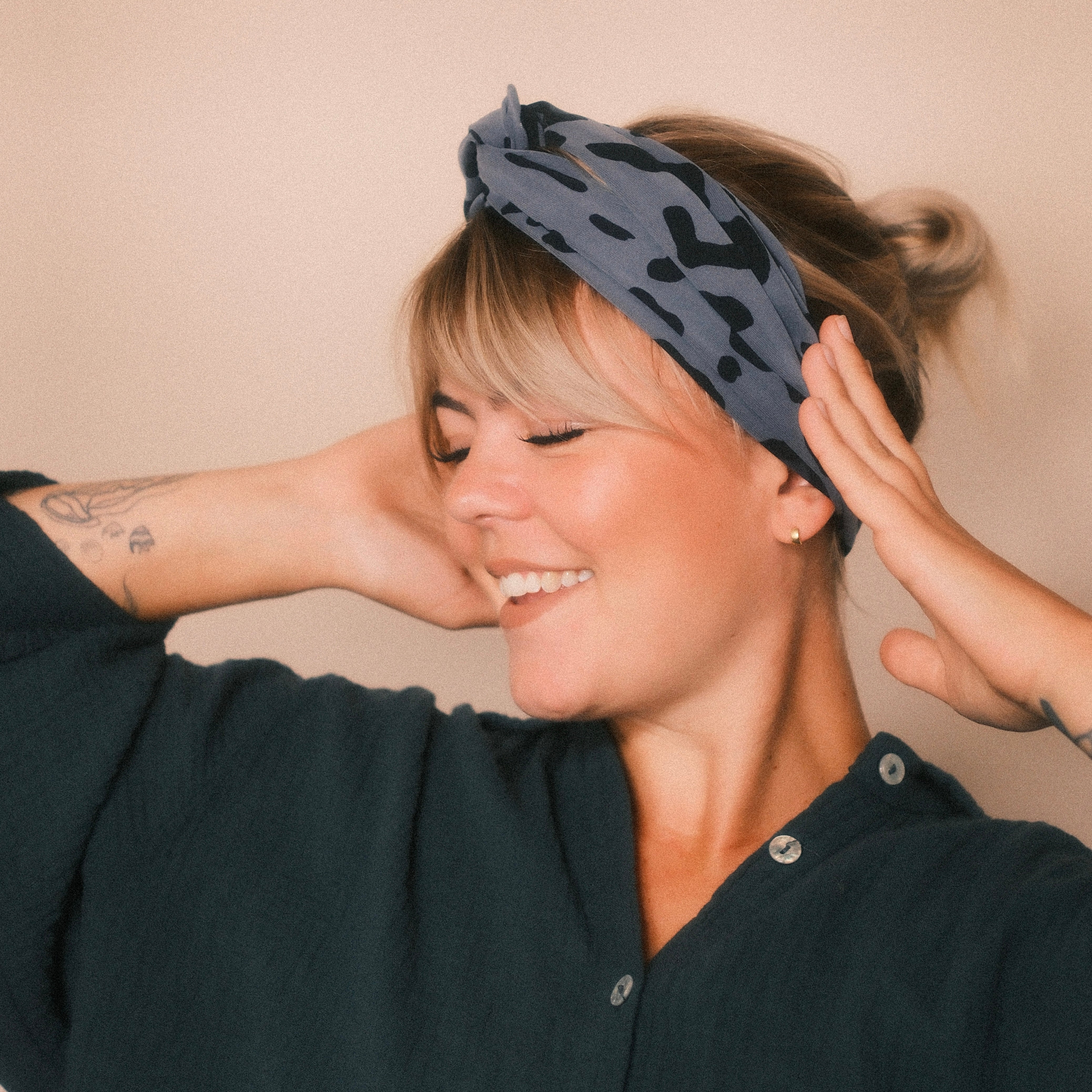 Drahthaarband breit - Leo Graublau