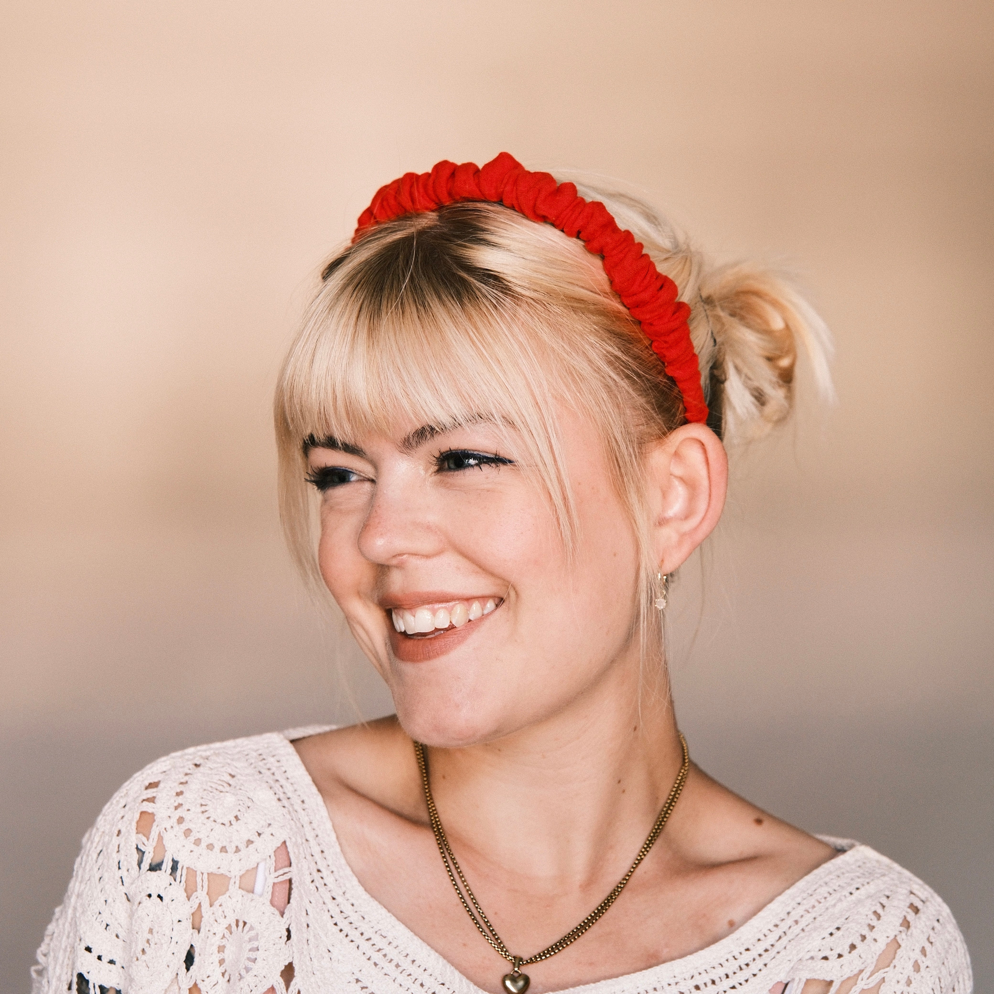 Hilde - Musselin Rot Haarreif gerafft