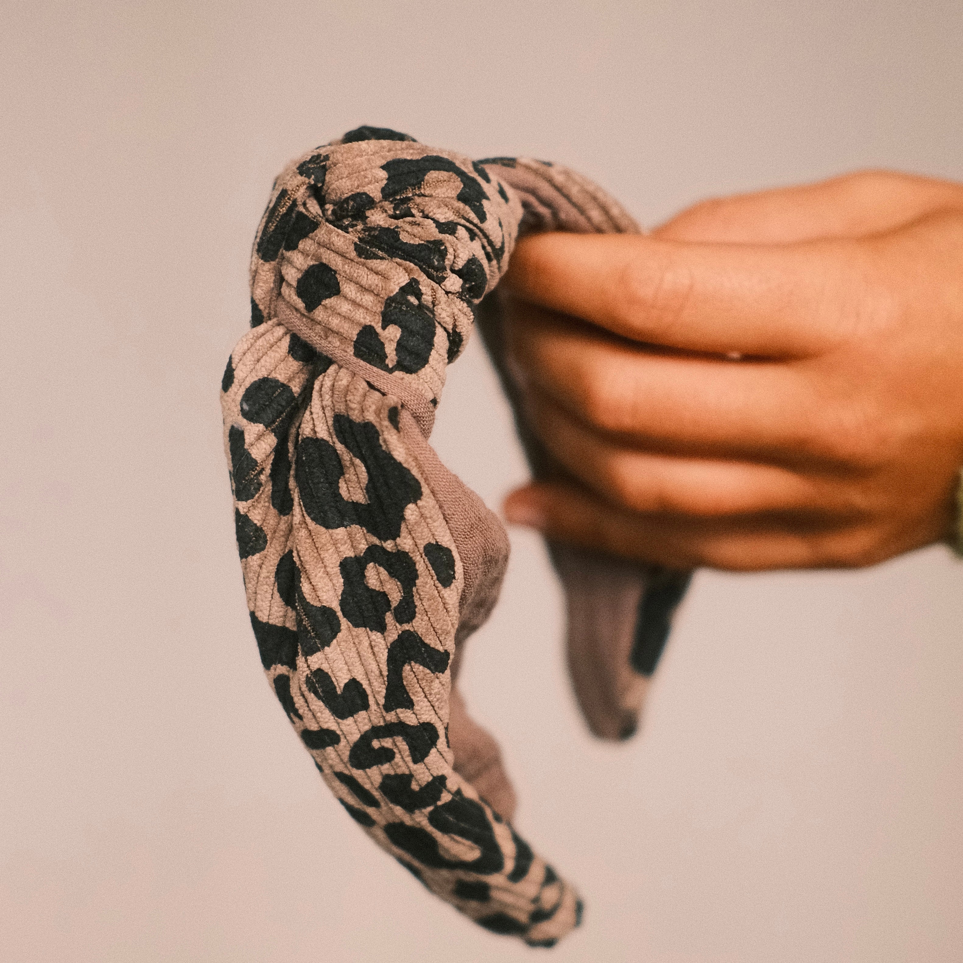 Frieda - Cord Leo Taupe