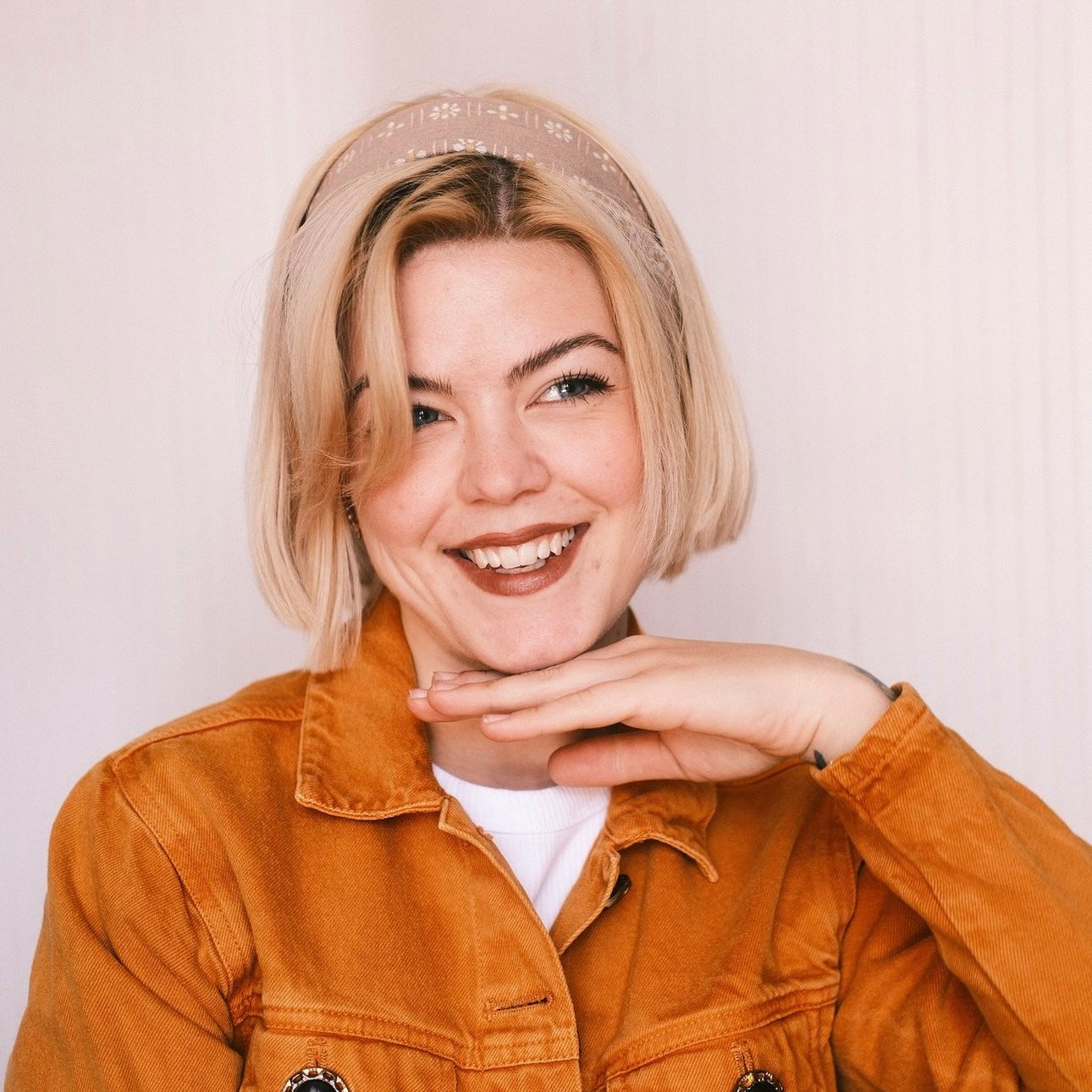 Drahthaarband beige Blümchen