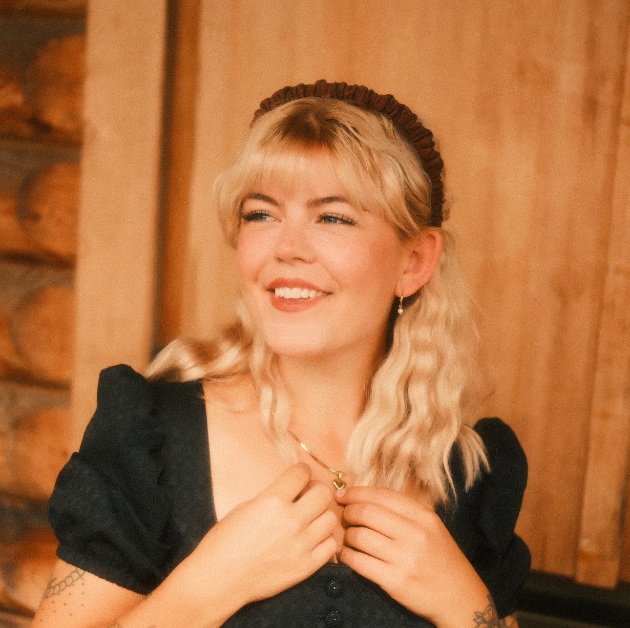 Hilde - Dirndl braun Haarreif gerafft