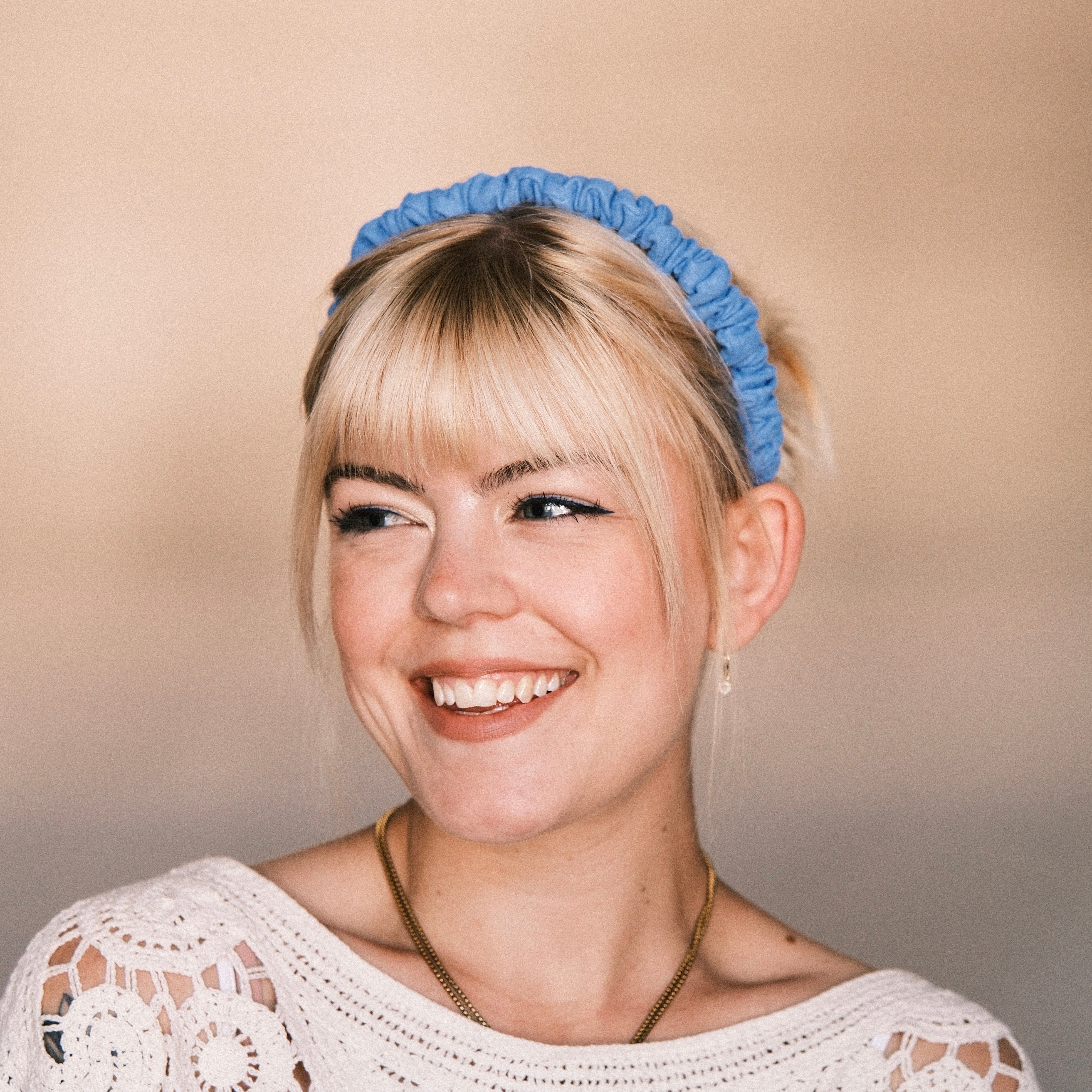 Hilde - Musselin strahlendblau Haarreif gerafft