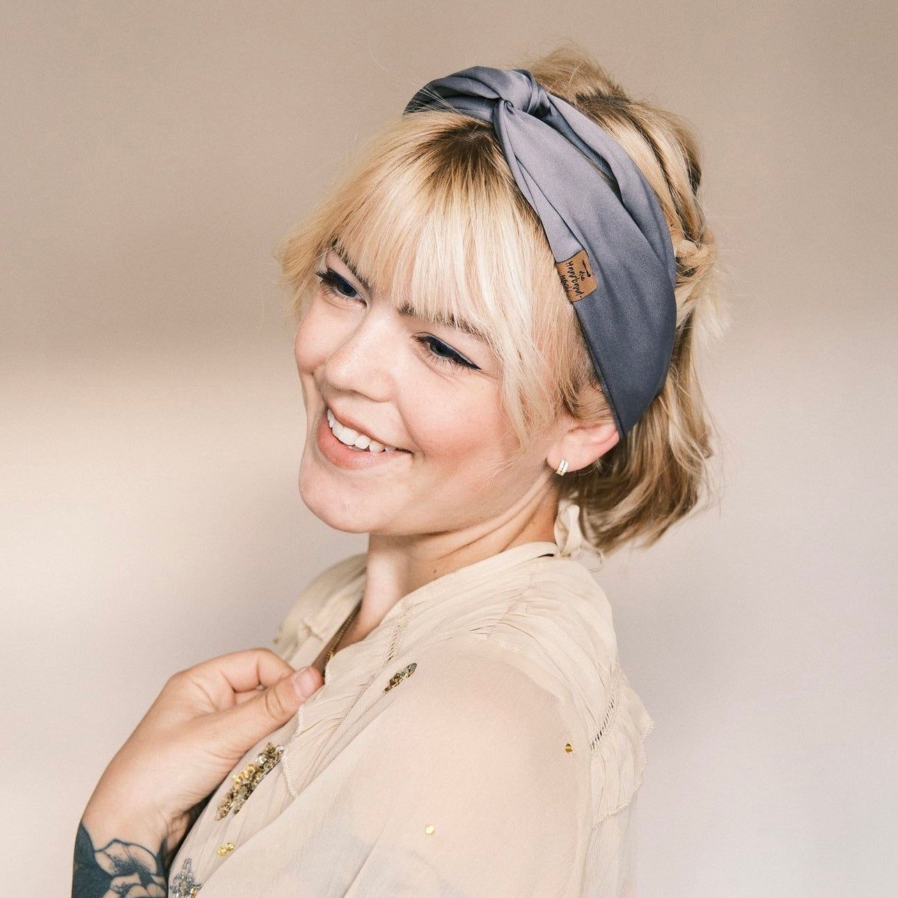 Drahthaarband Satin Grau