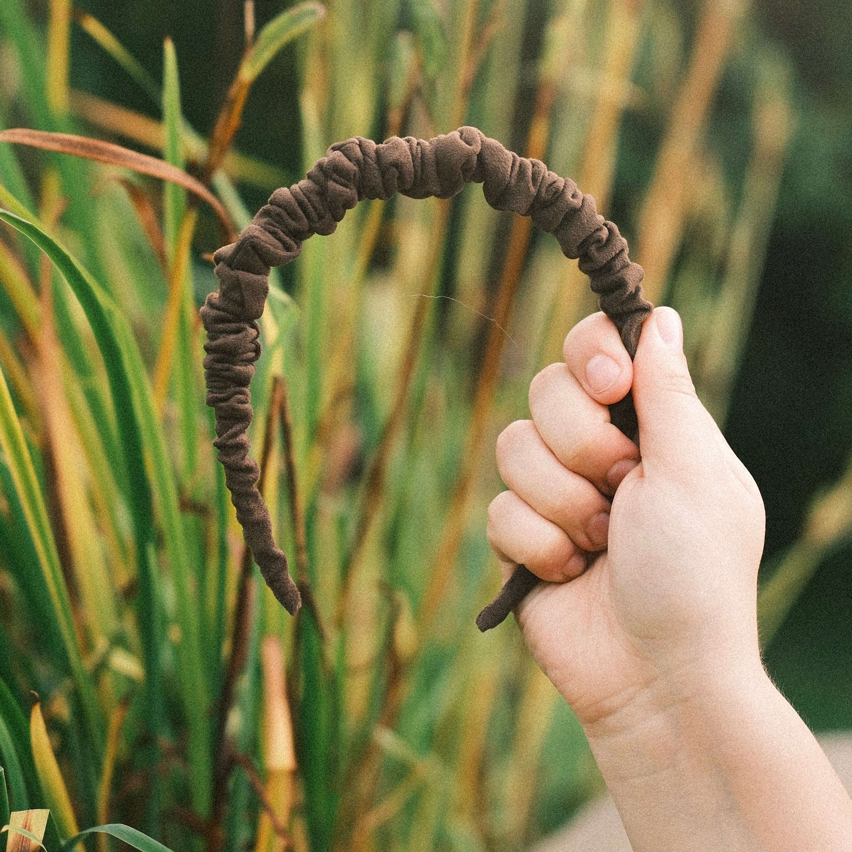 Hilde - Dirndl khaki Haarreif gerafft