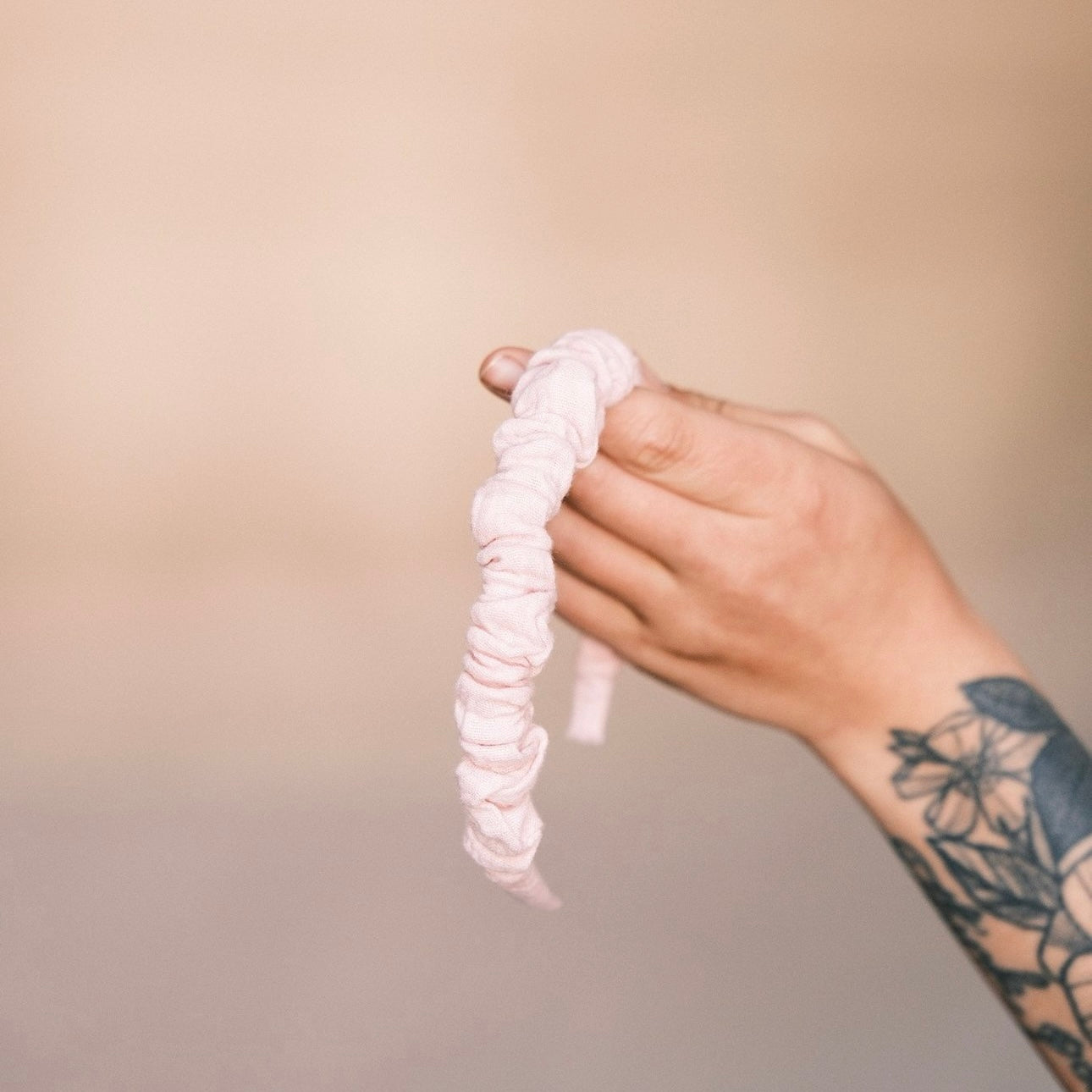 Hilde - Musselin Hellrosa Haarreif gerafft