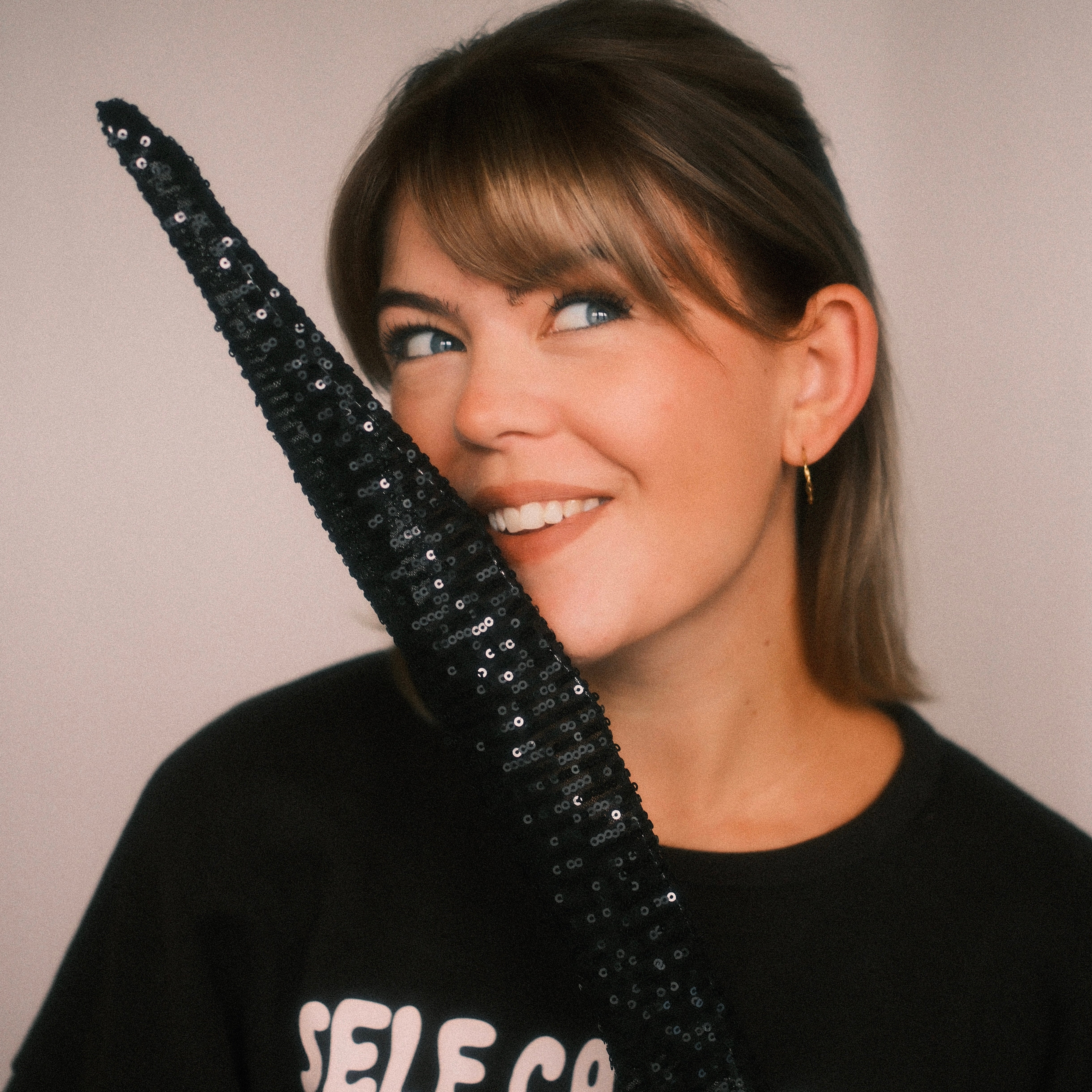 Drahthaarband Pailletten Black