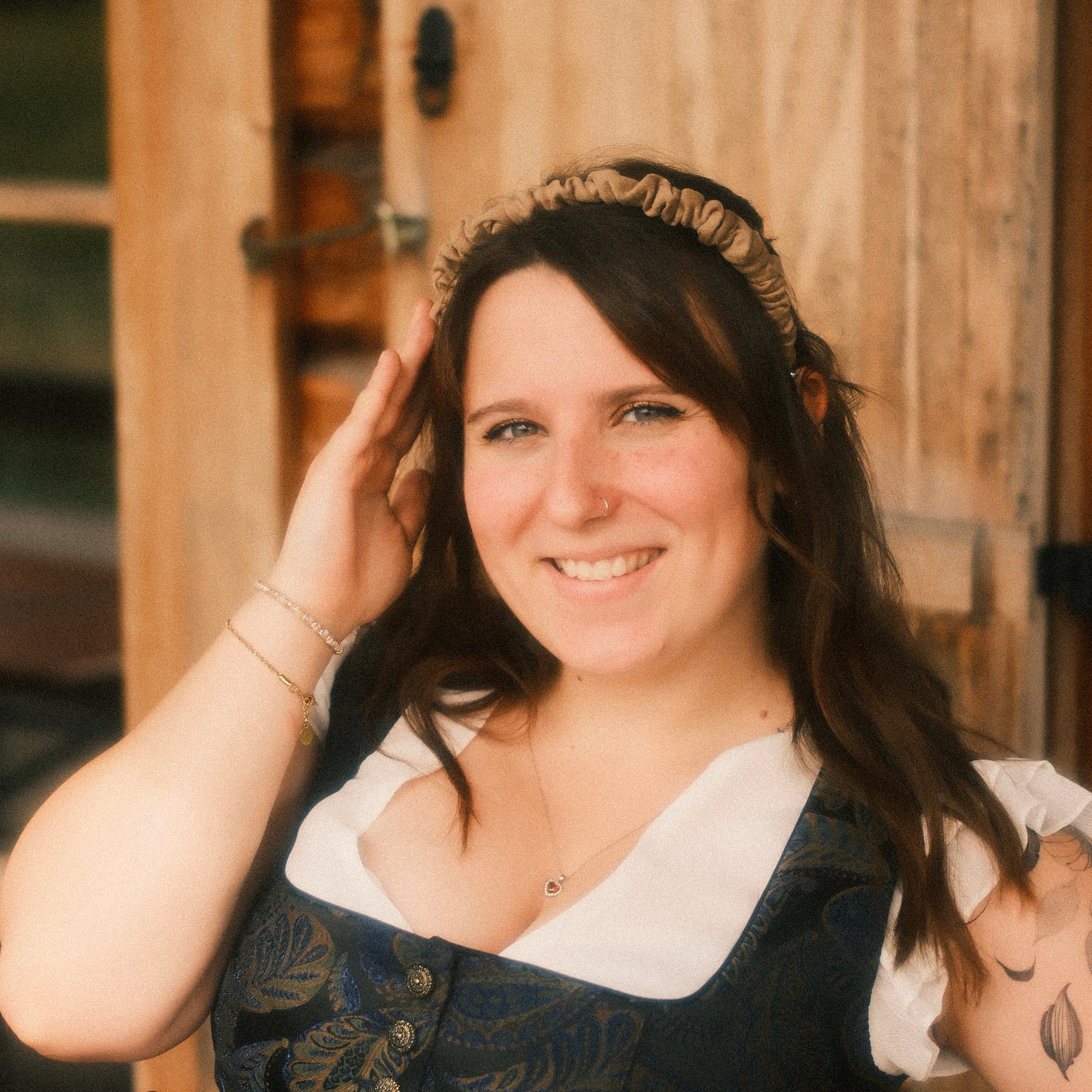 Hilde - Dirndl beige Haarreif gerafft