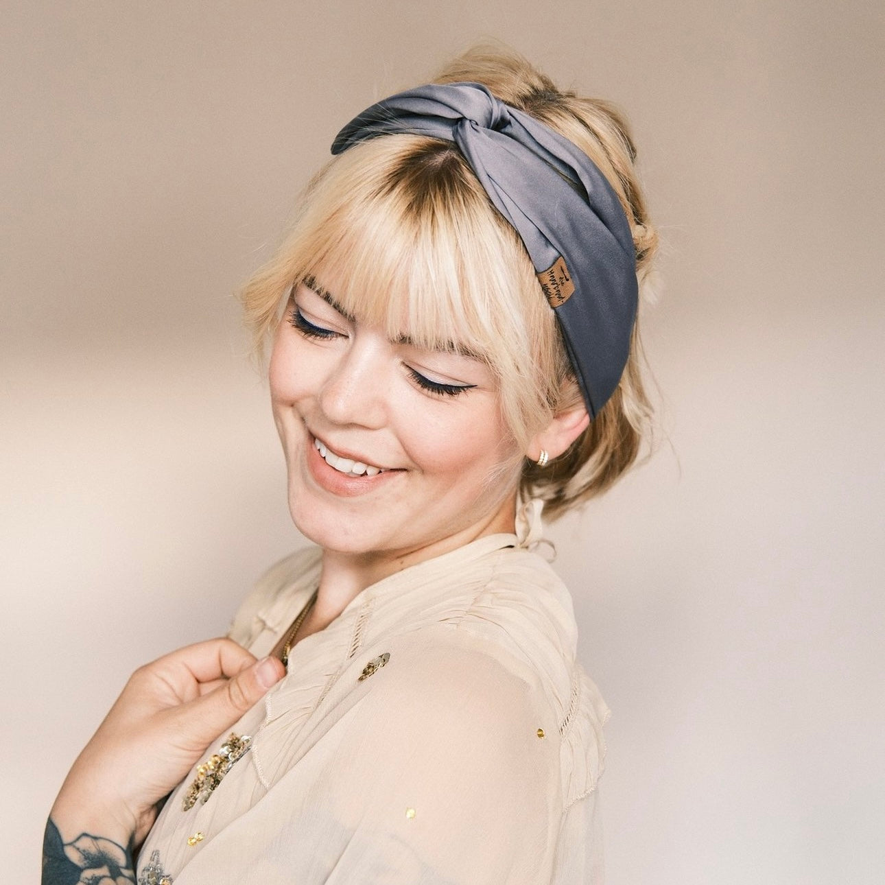 Drahthaarband Satin Grau