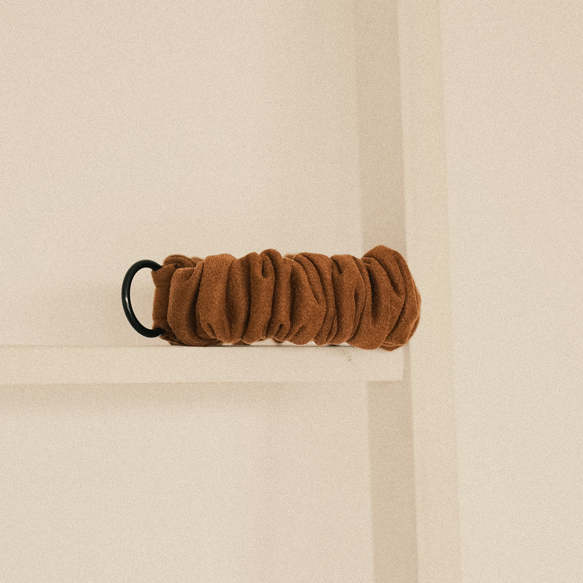 Handyscrunchie – Veganes Wildleder Cognac