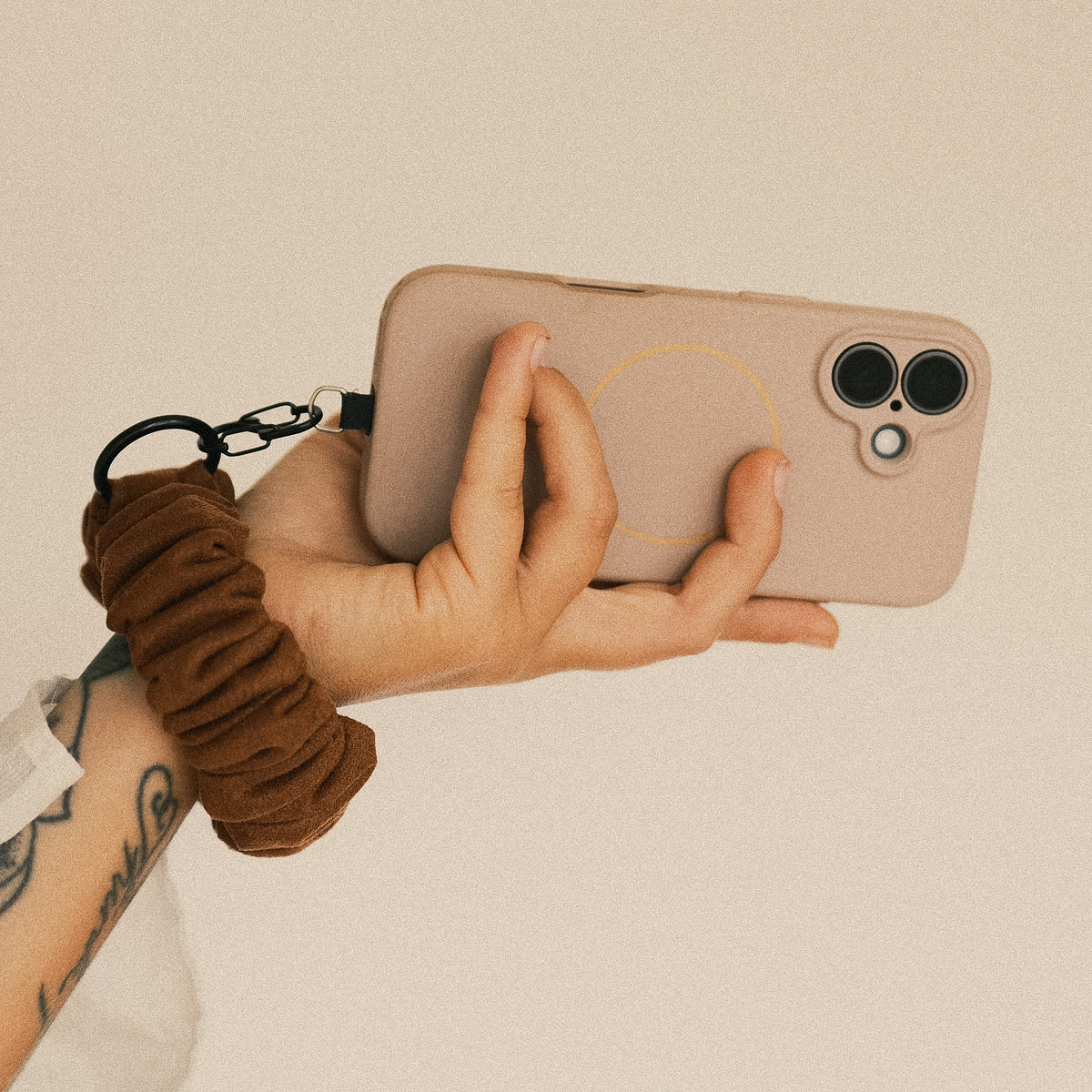 Handyscrunchie – Veganes Wildleder Cognac